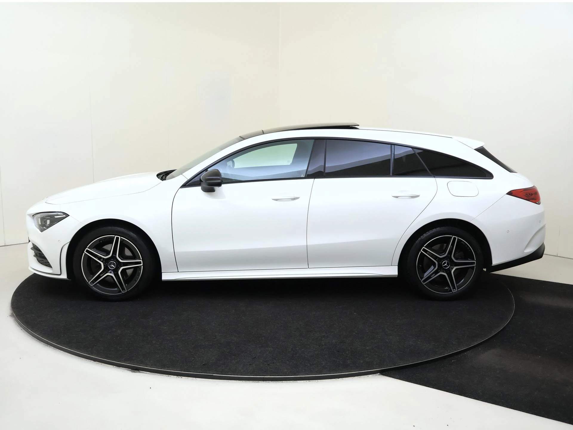 Mercedes-Benz-CLA-image-7
