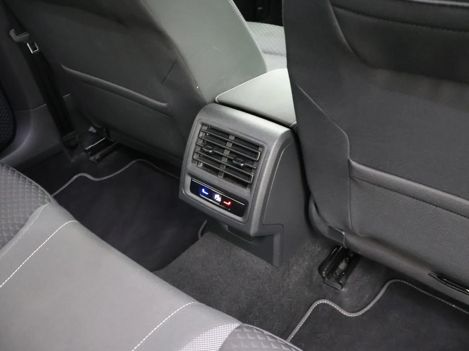 Volkswagen-Golf-image-12