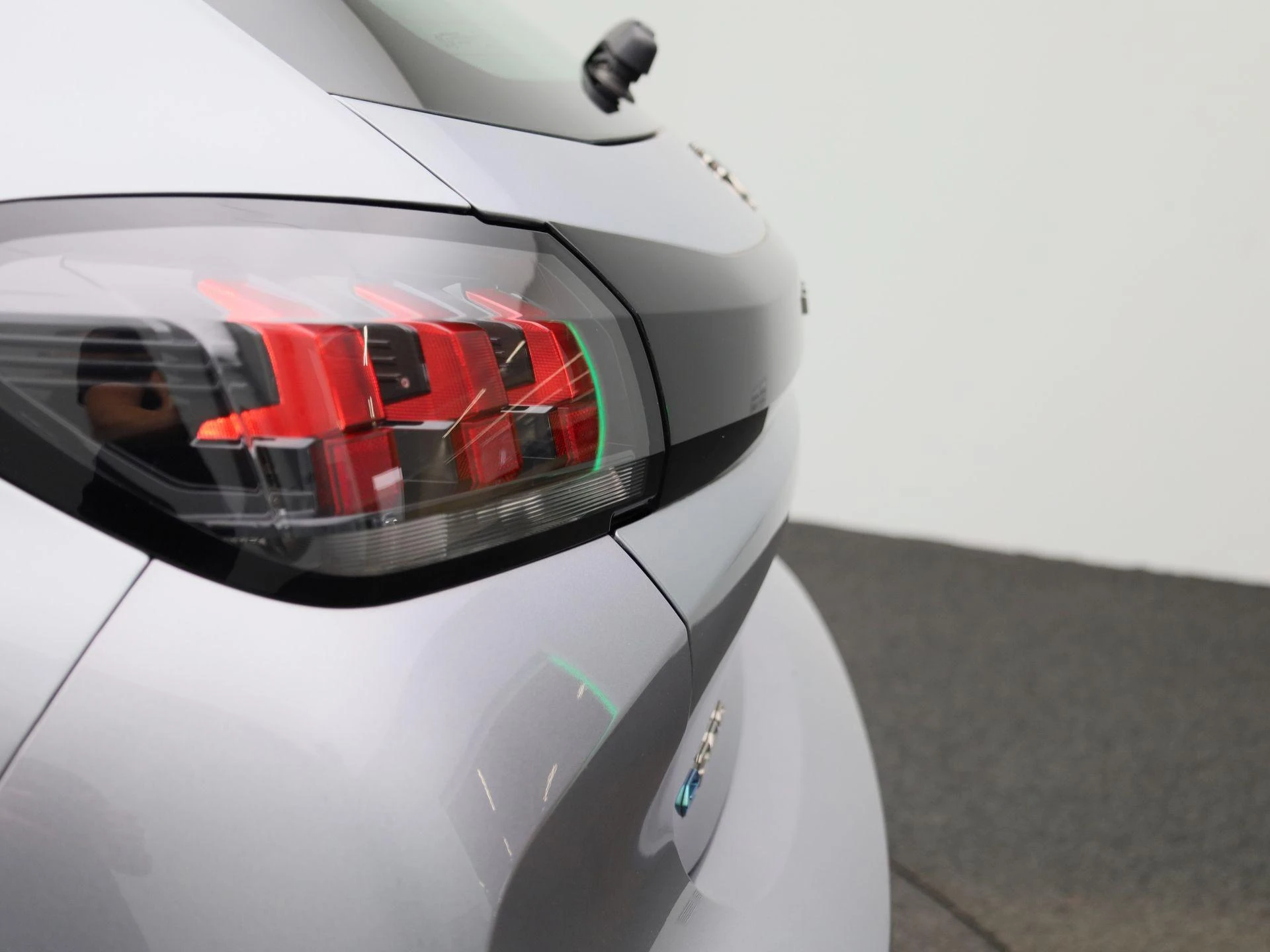 Peugeot-e-208-image-40