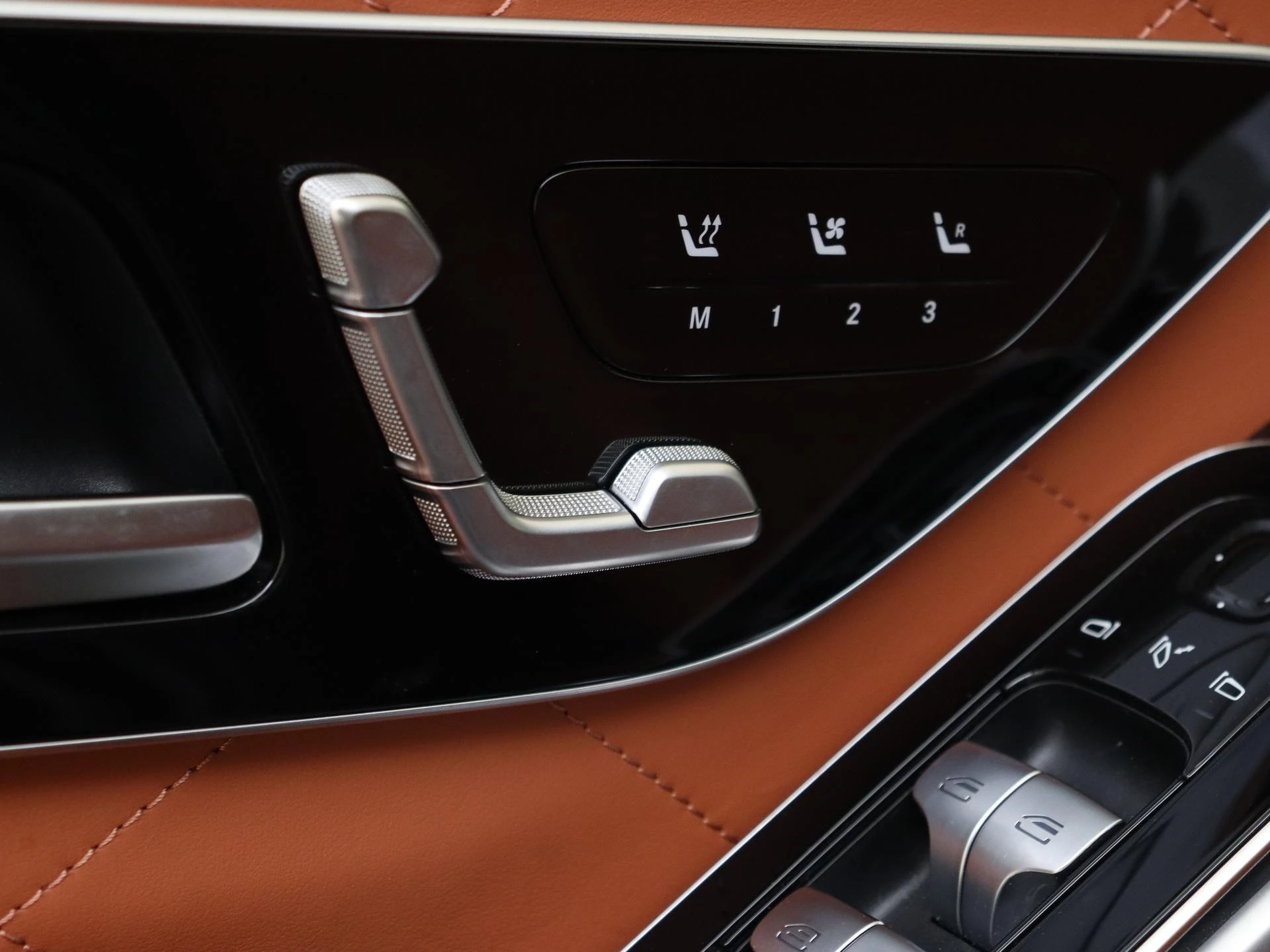 Mercedes-Benz-S-Klasse-image-25