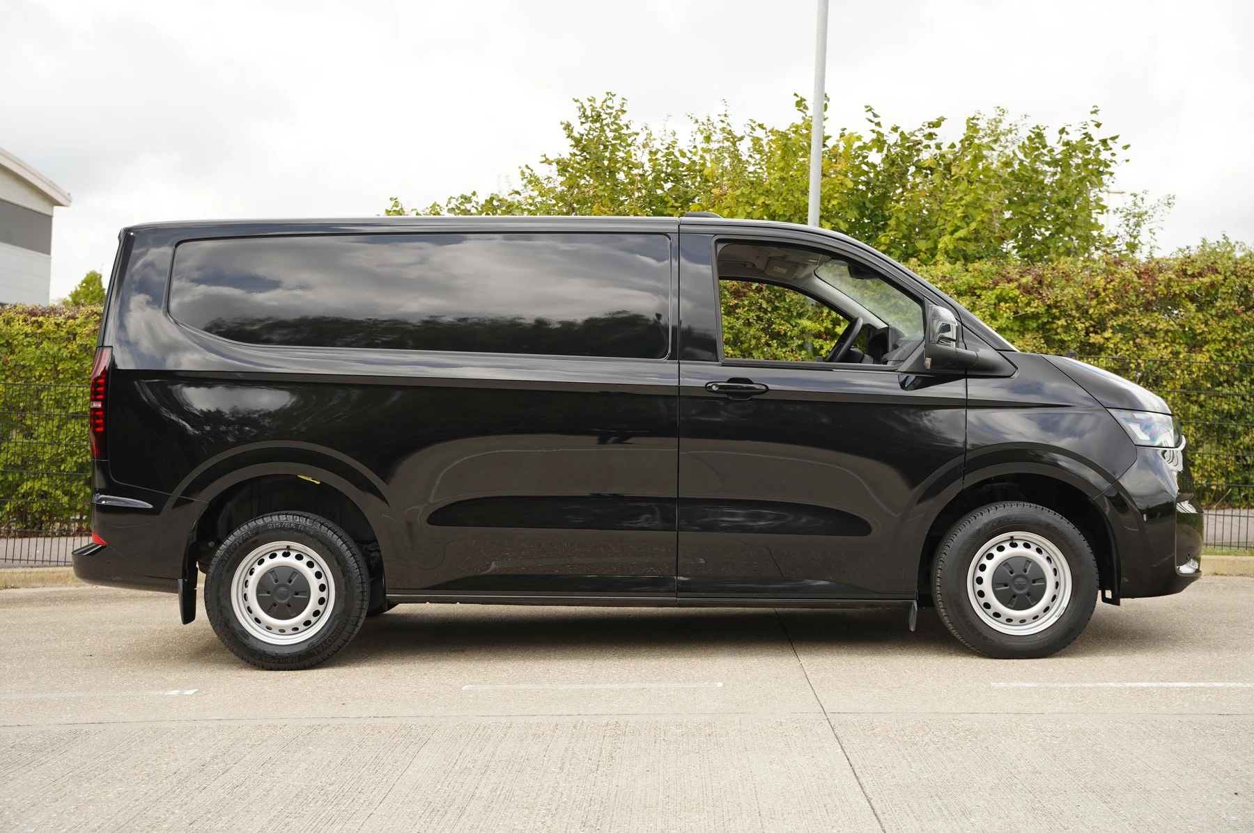 Volkswagen-Transporter-image-3