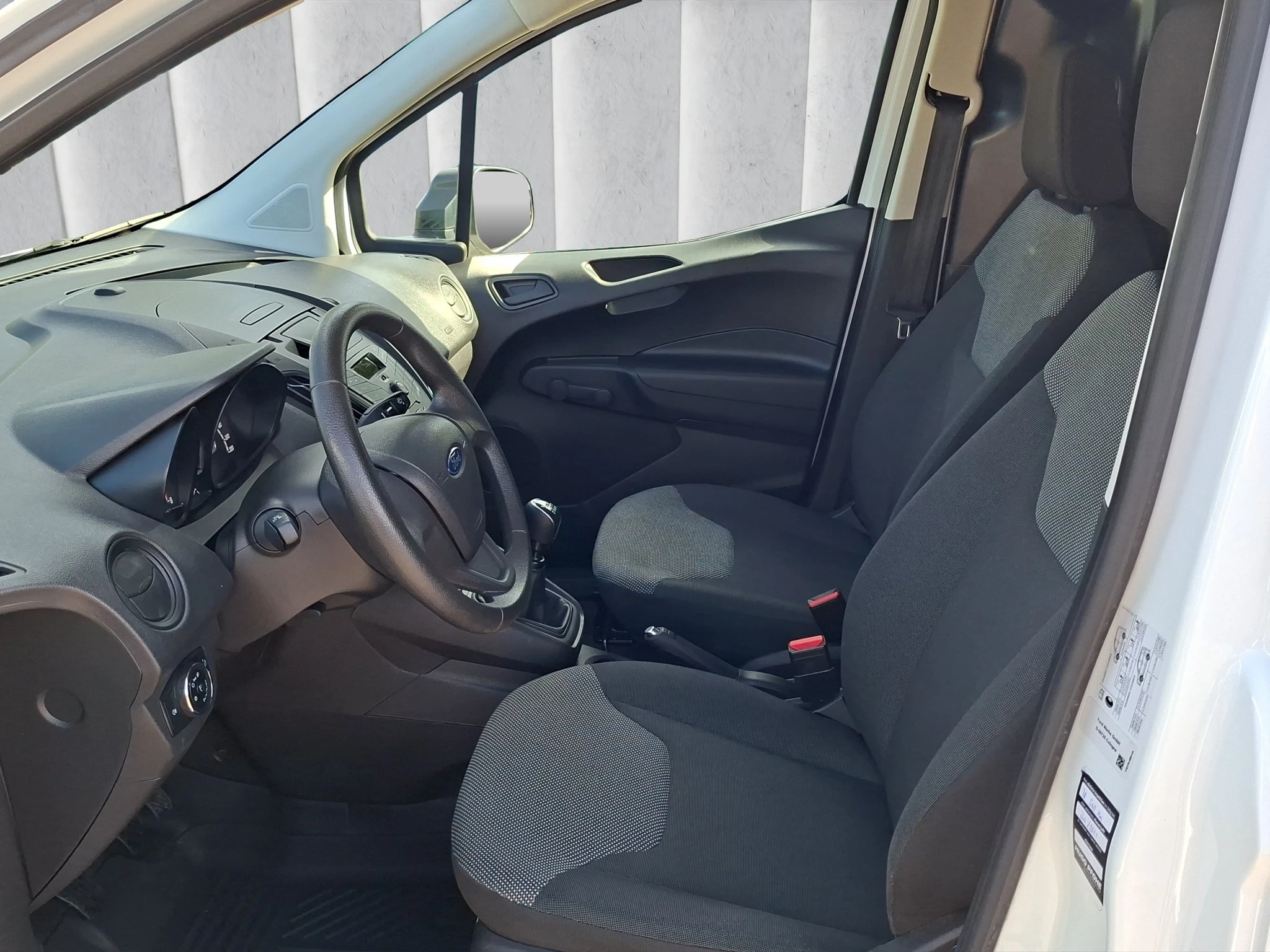 Ford-Transit Courier-image-9