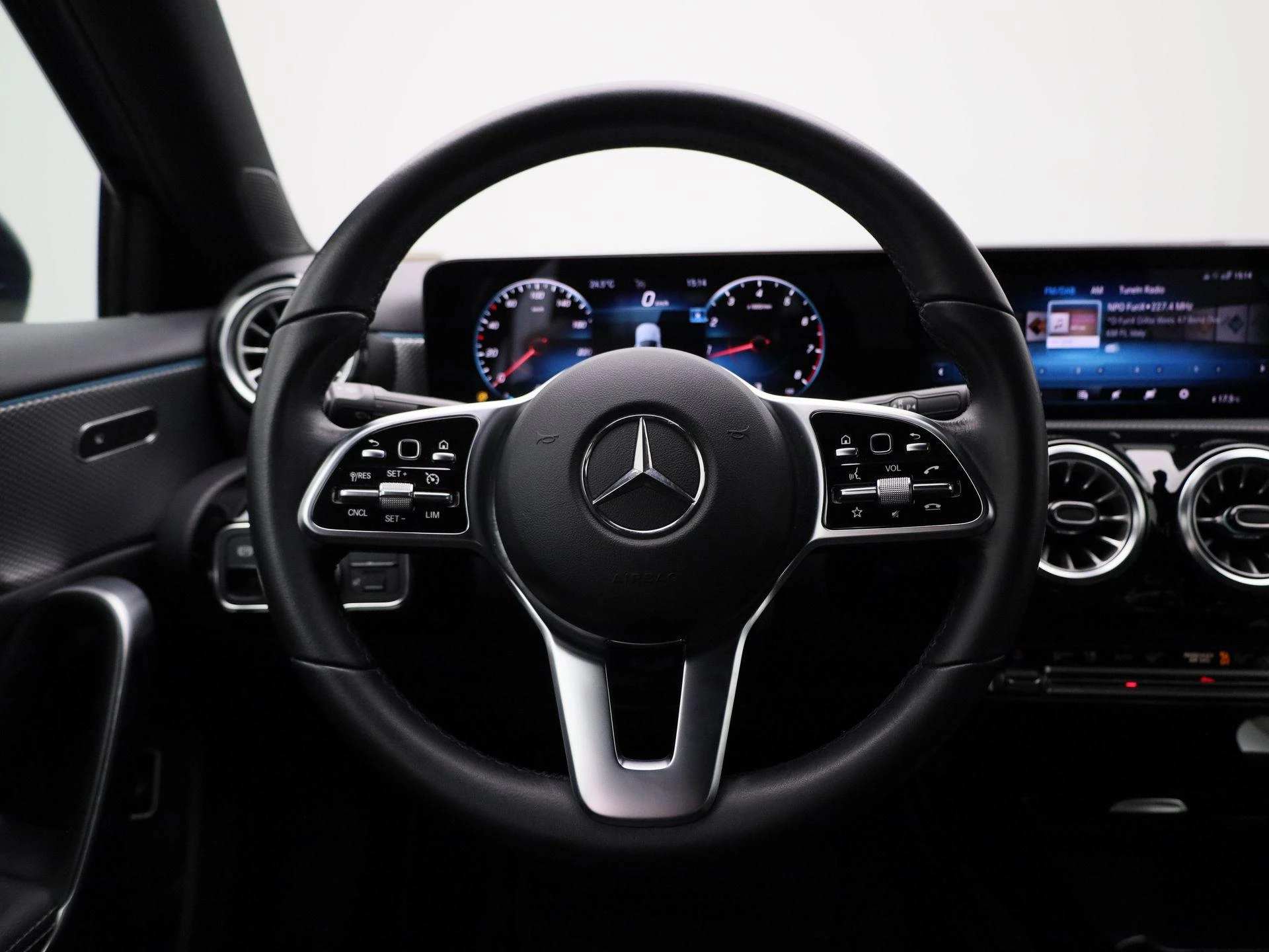 Mercedes-Benz-A-Klasse-image-6