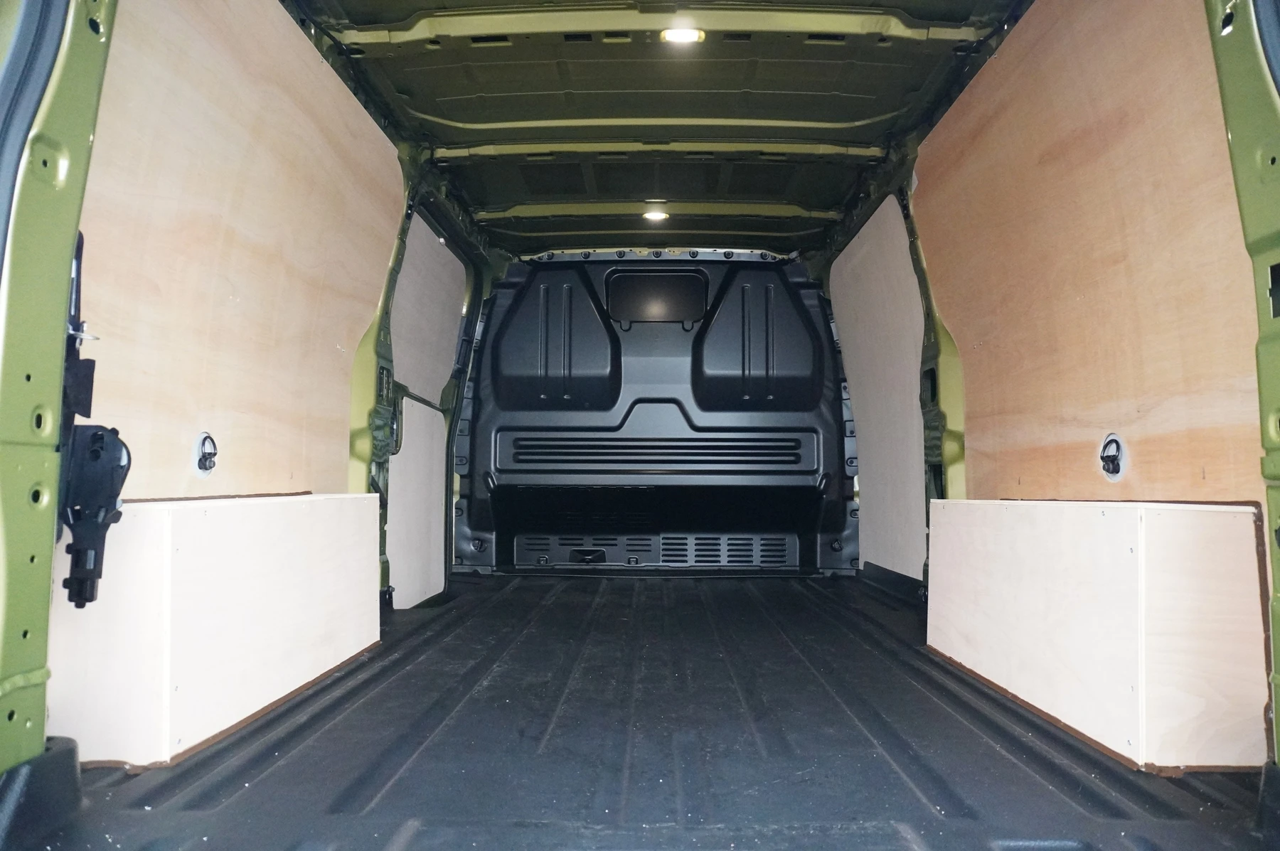 Volkswagen-Transporter-image-10