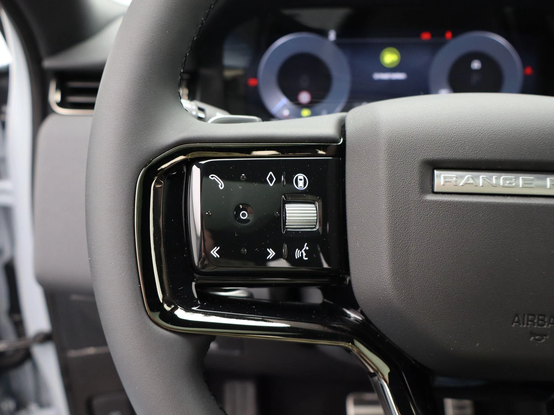 Land Rover-Range Rover Evoque-image-18