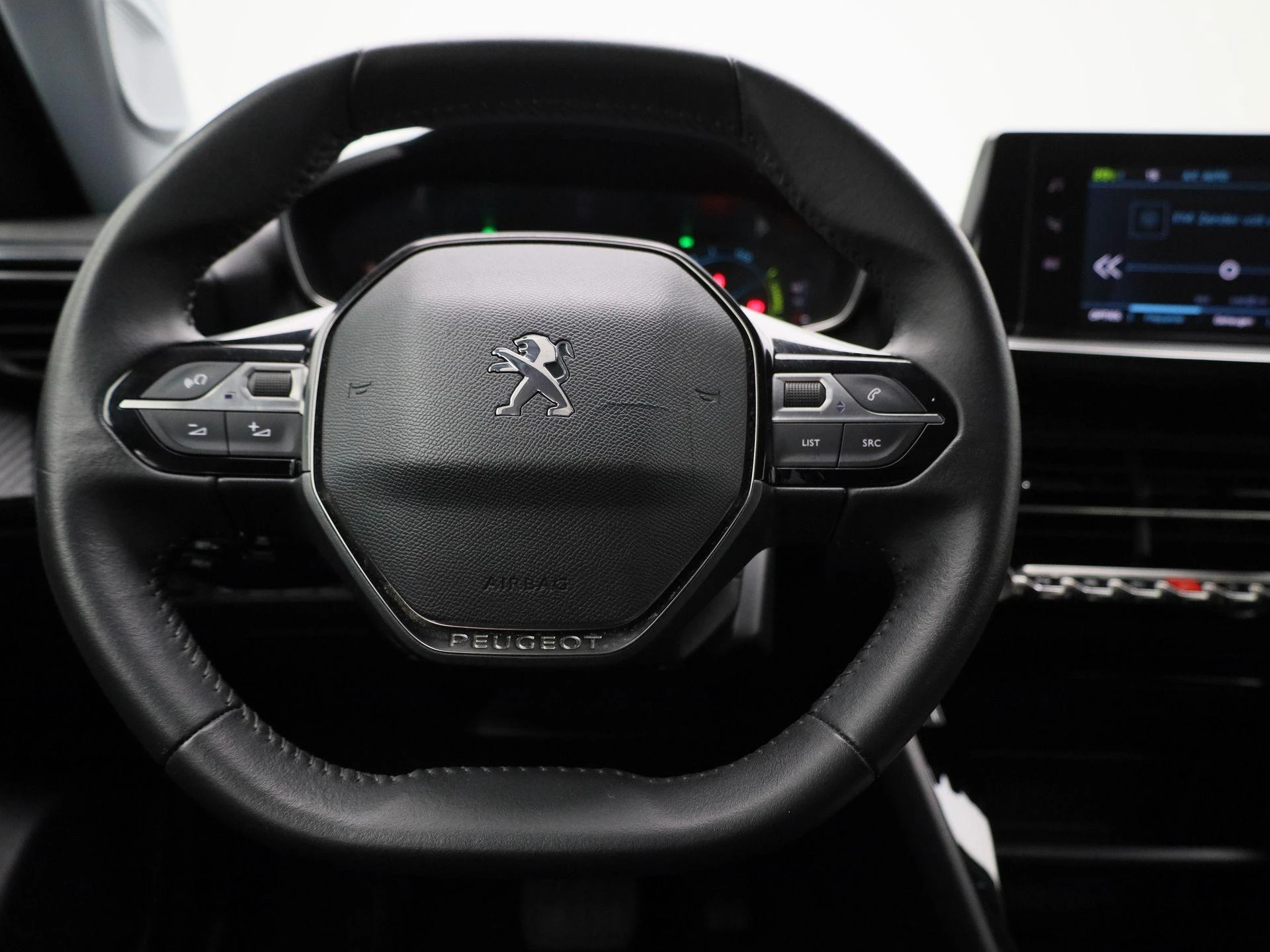 Peugeot-e-2008-image-6