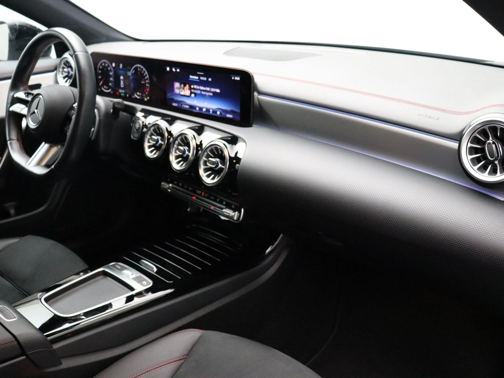 Mercedes-Benz-CLA-image-28