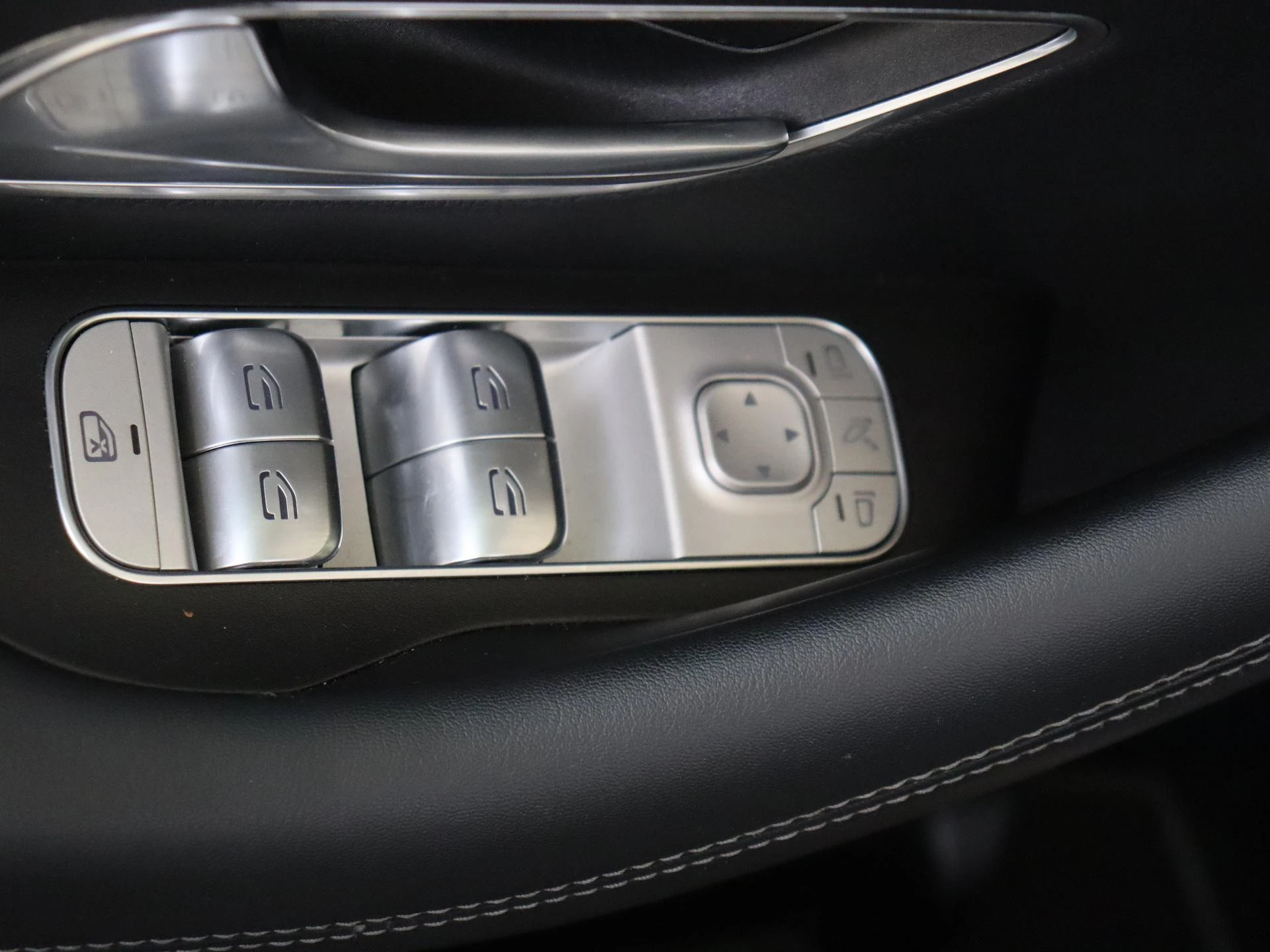 Mercedes-Benz-GLE-image-25