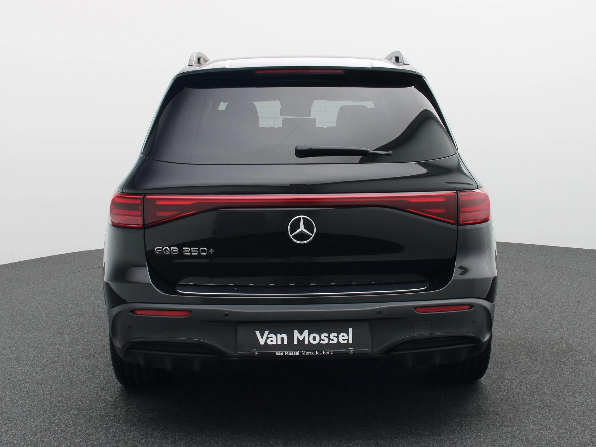 Mercedes-Benz-EQB-image-4