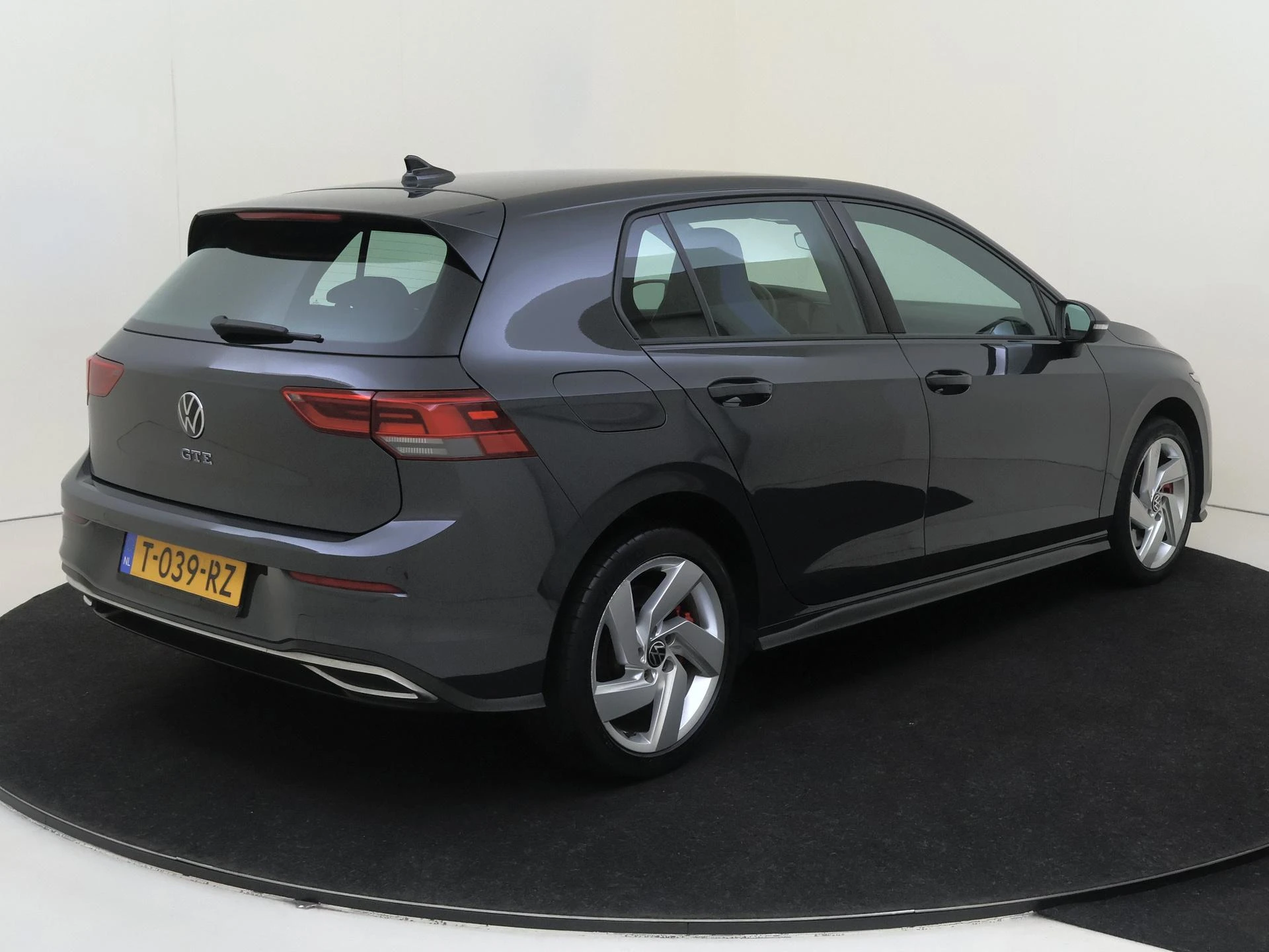 Volkswagen-Golf-image-4