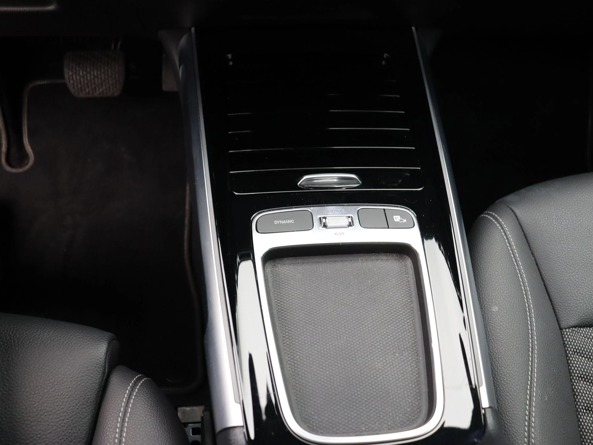 Mercedes-Benz GLB 180 Luxury Line + CARPLAY + TREKHAAK + NIGHTPAKKET +