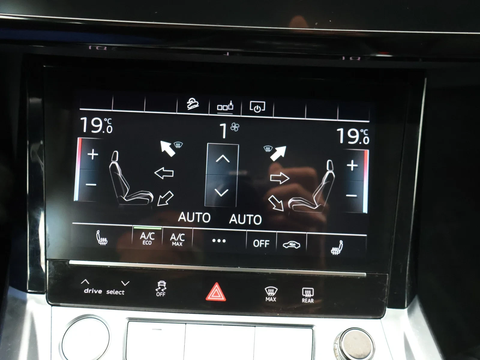Audi e-tron Audi e-tron 50 QUATTRO 313PK *AUTOMAAT*360° CAMERA*TREKHAAK*LEDER*NAVI*CRUISE*APP*CONNECT*...*