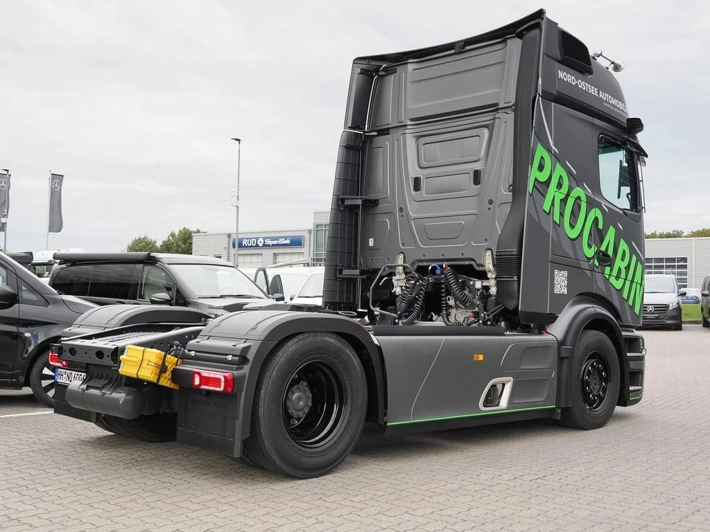 Mercedes-Benz-Actros-image-4