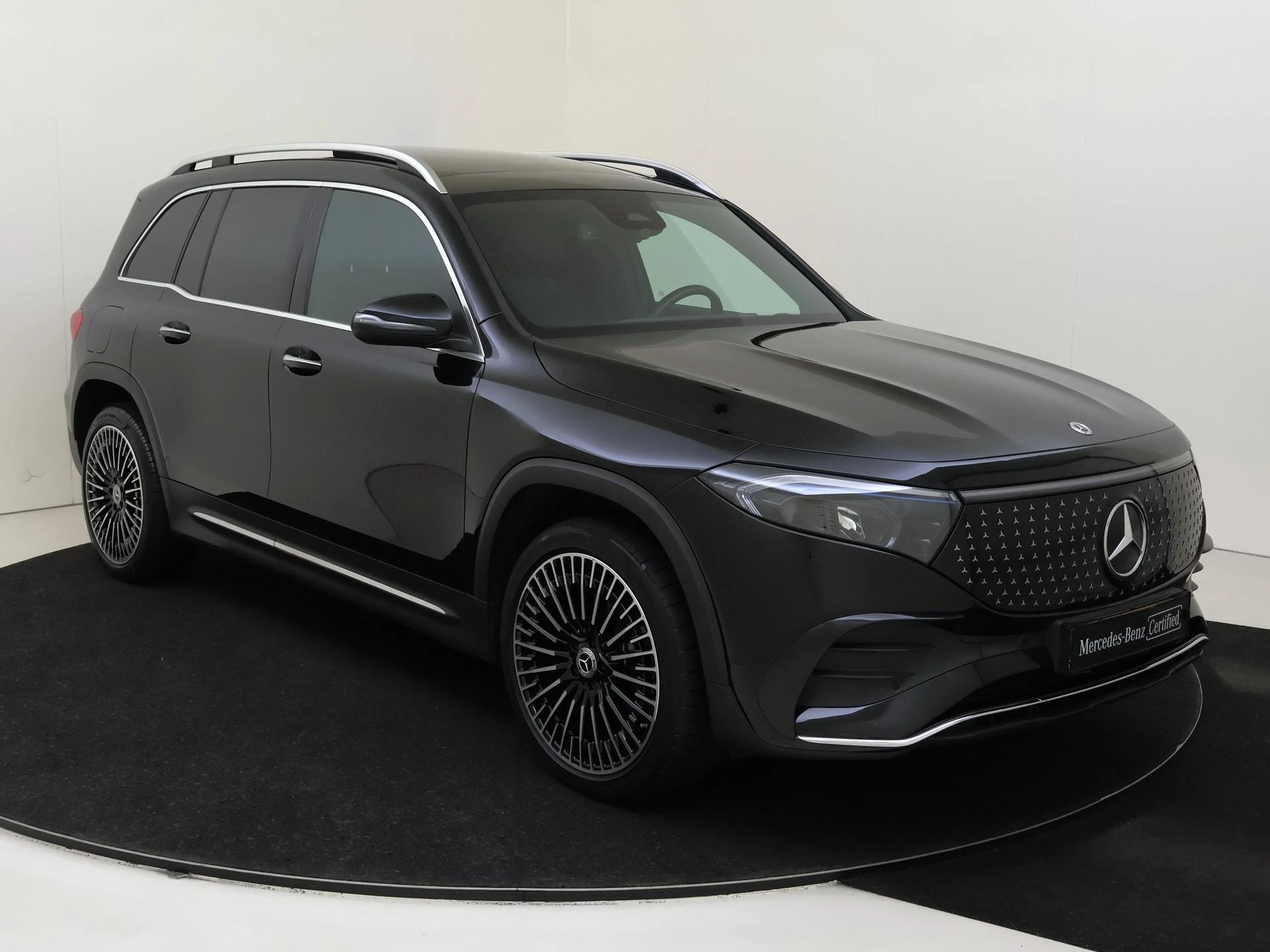 Mercedes-Benz-EQB-image-1