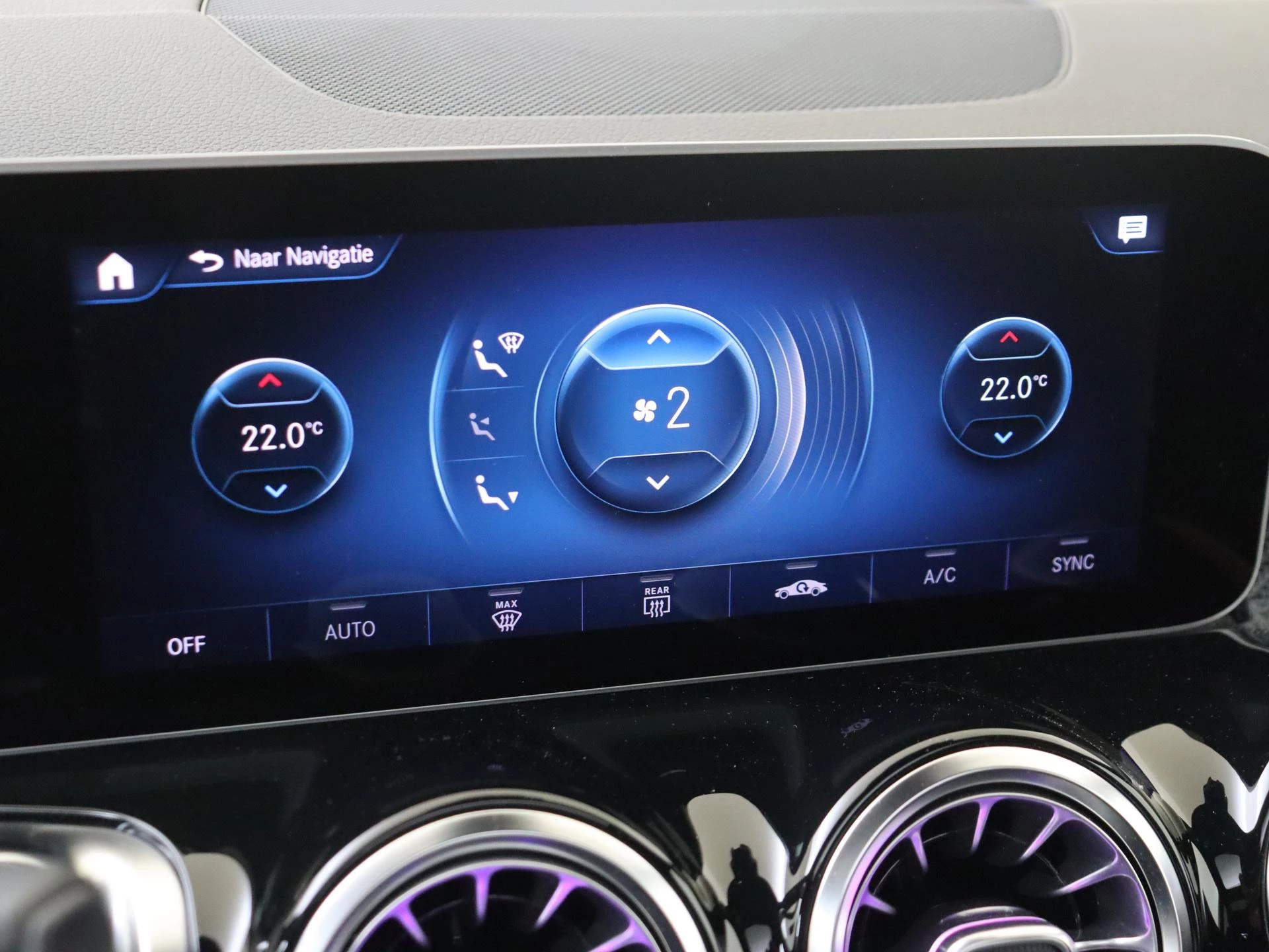 Mercedes-Benz-GLB-image-22