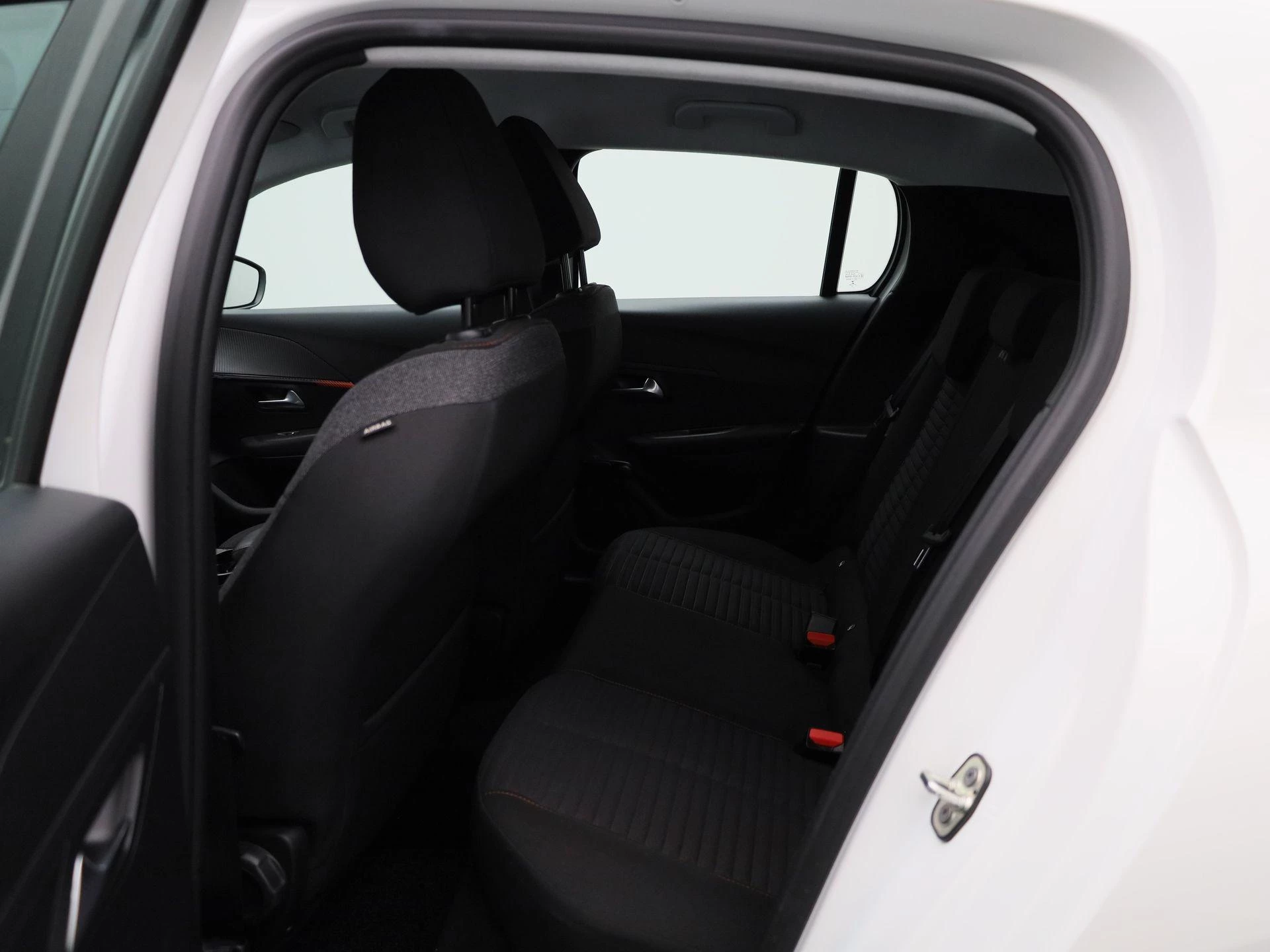 Peugeot-e-208-image-9