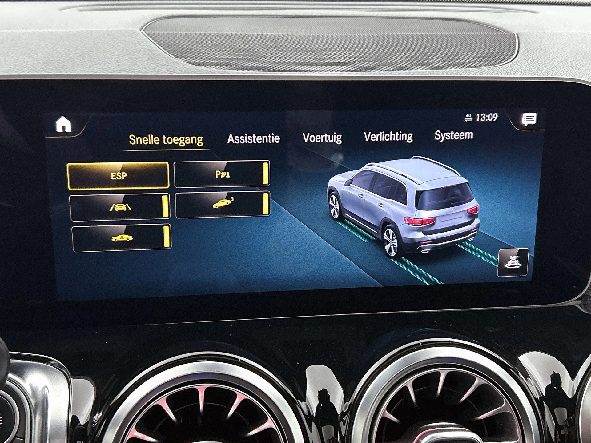 Mercedes-Benz-GLB-image-12