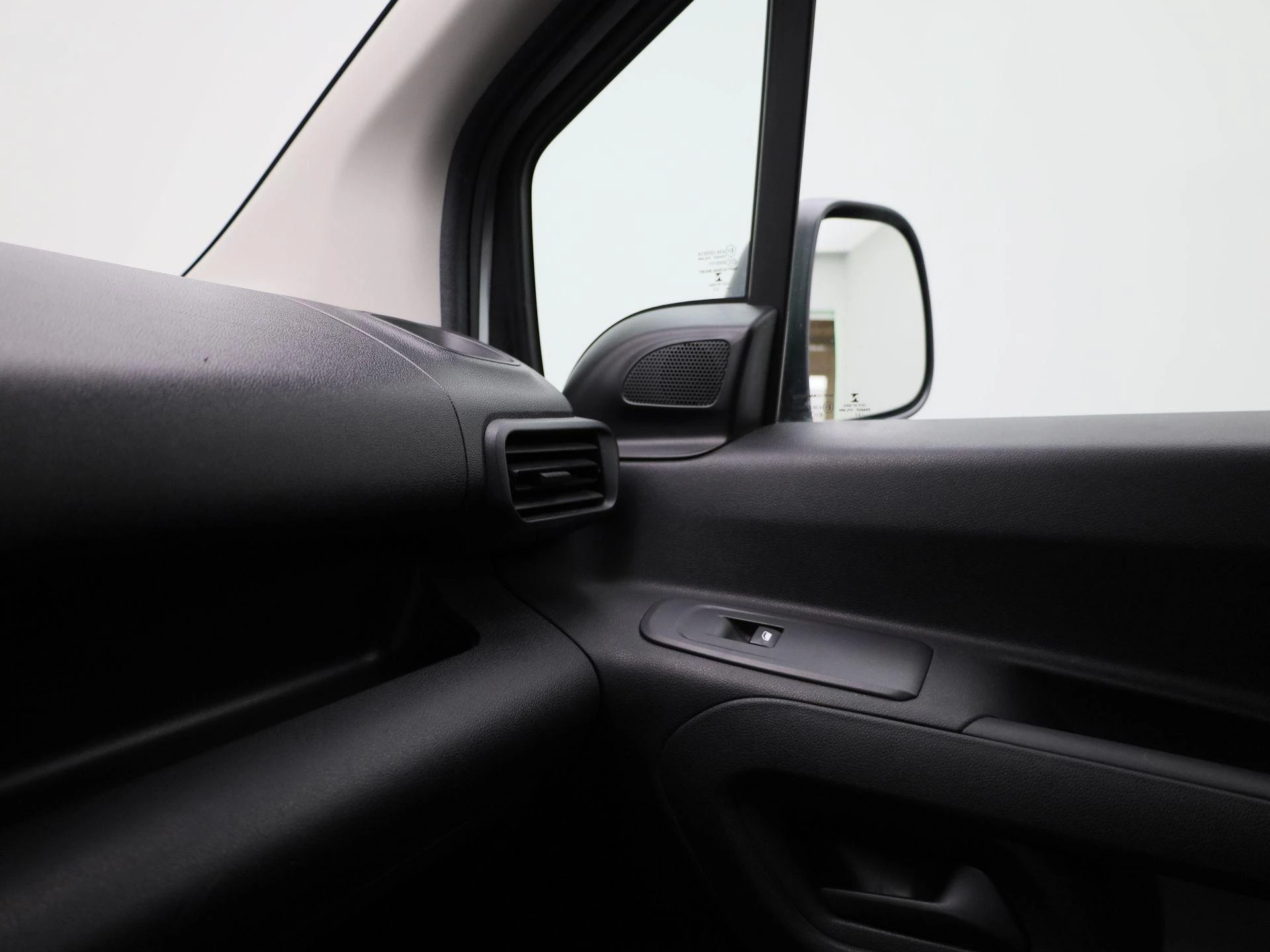 Opel-Combo Life-image-23