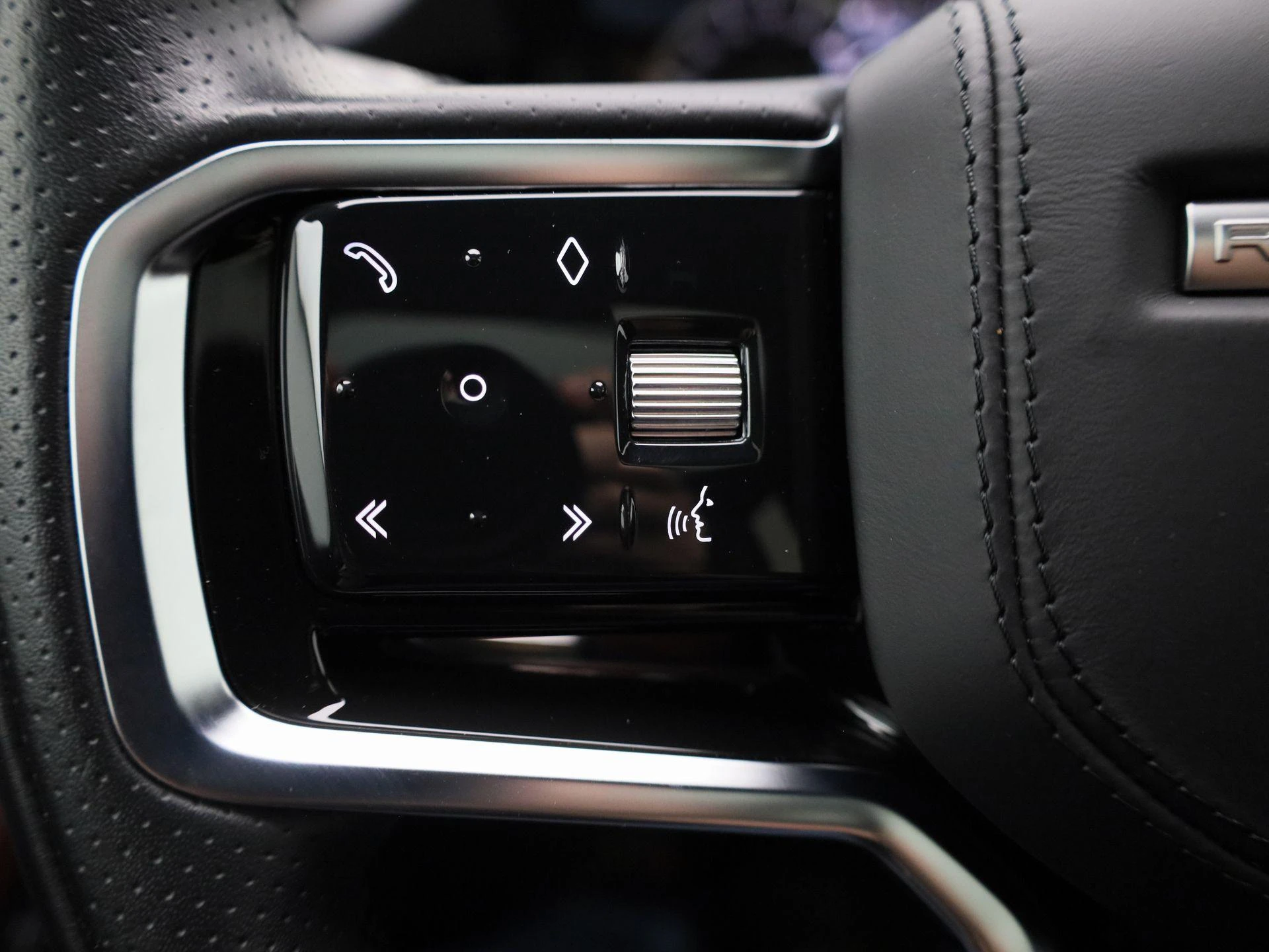 Land Rover-Range Rover Evoque-image-19
