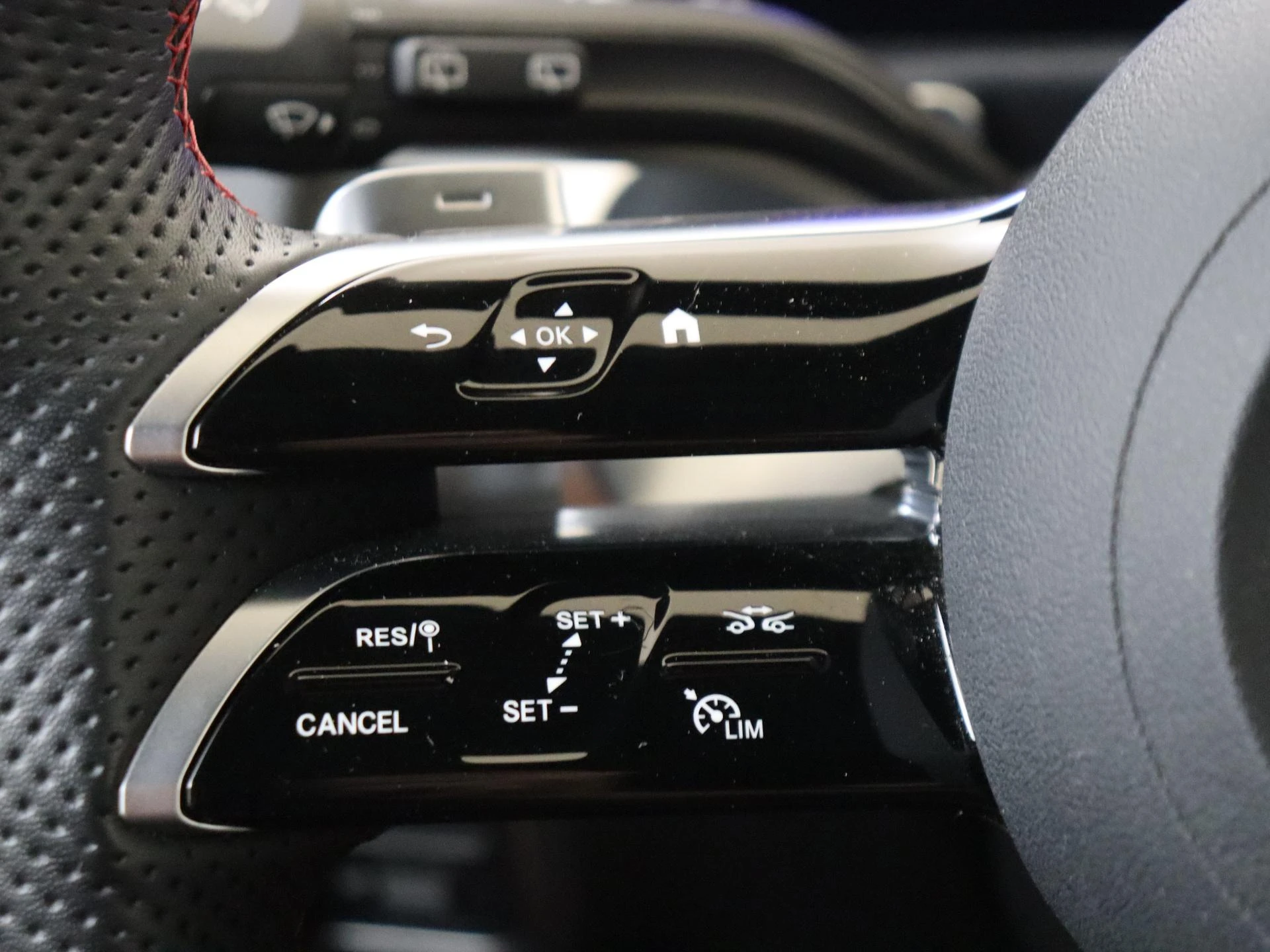 Mercedes-Benz-EQB-image-11