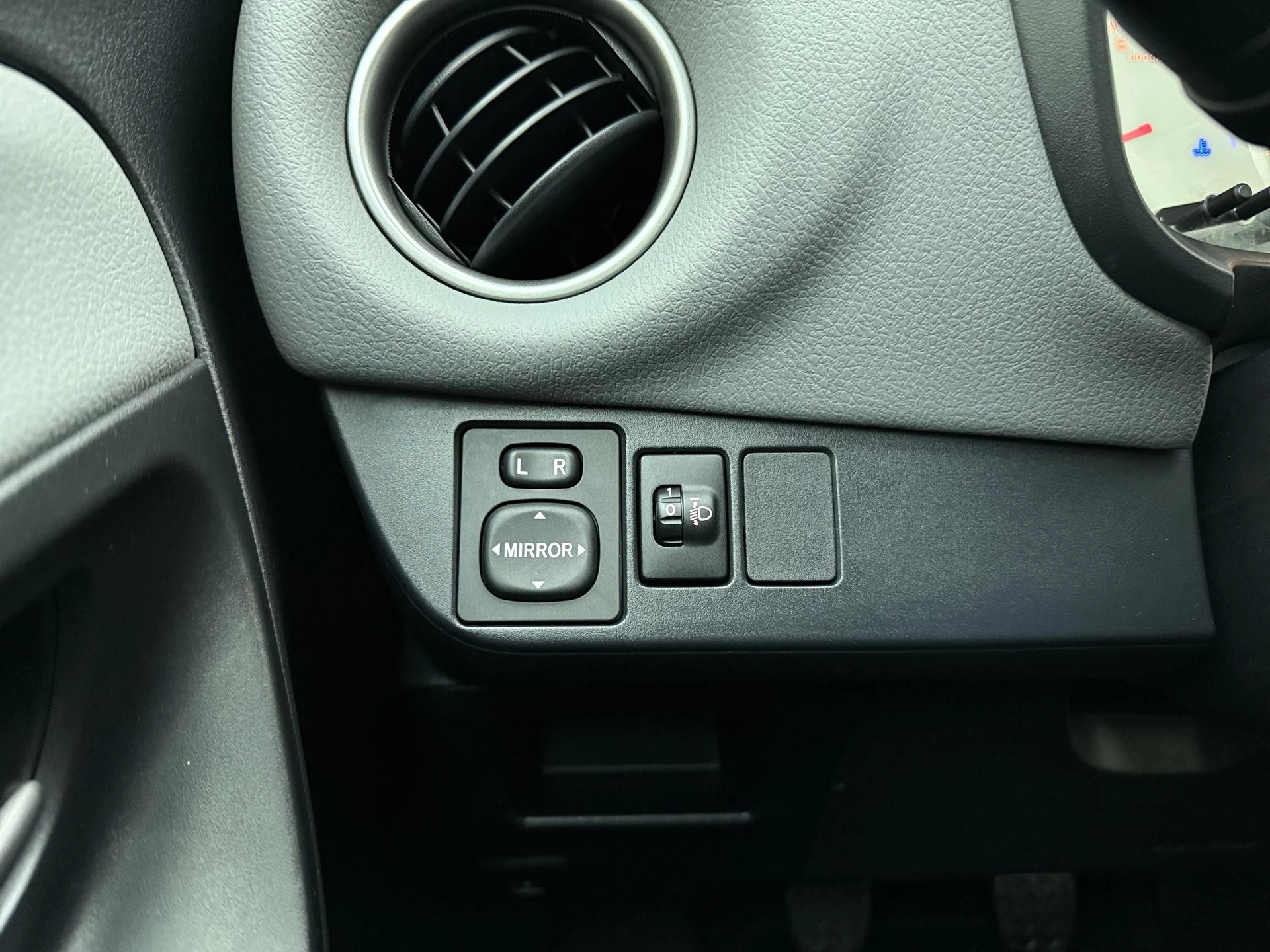 Toyota-Yaris-image-12