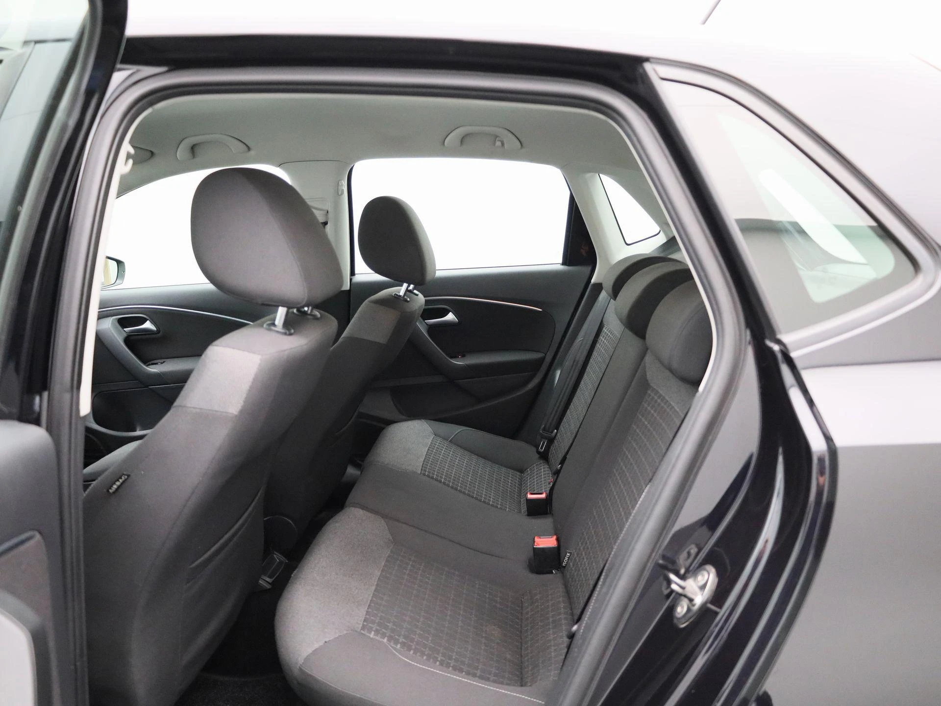 Volkswagen-Polo-image-9