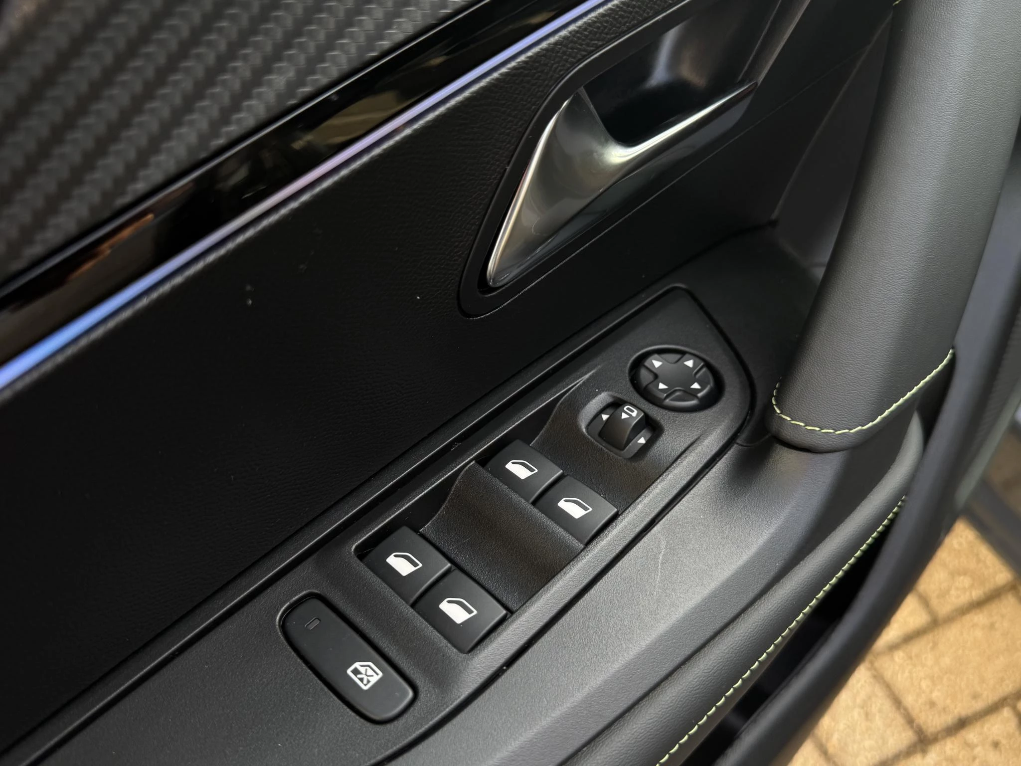 Peugeot-e-2008-image-11