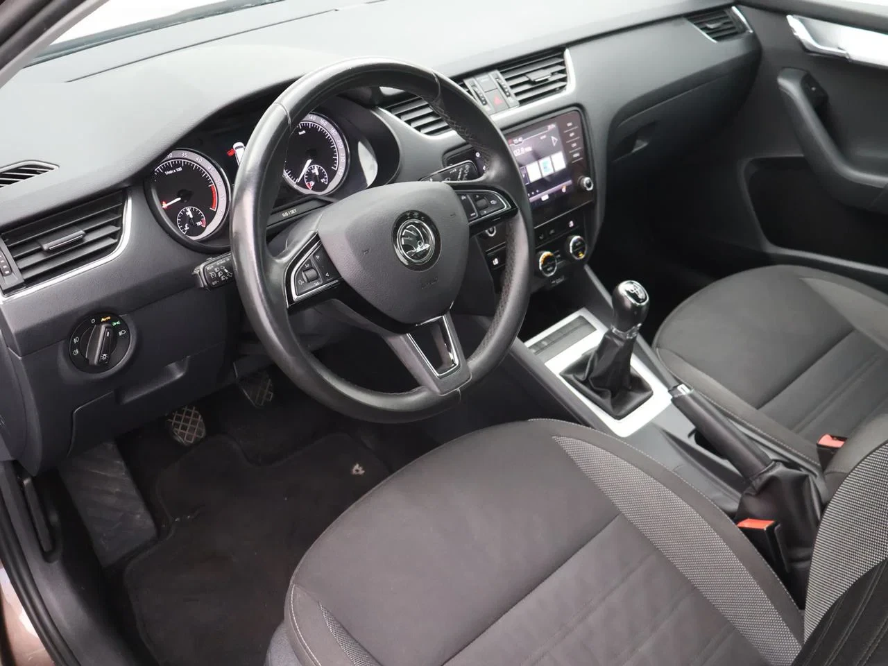 Škoda Octavia Combi 1.6TDI NAVI*TREKHAAK*AUTOCLIMA*TOUCHSCREEN