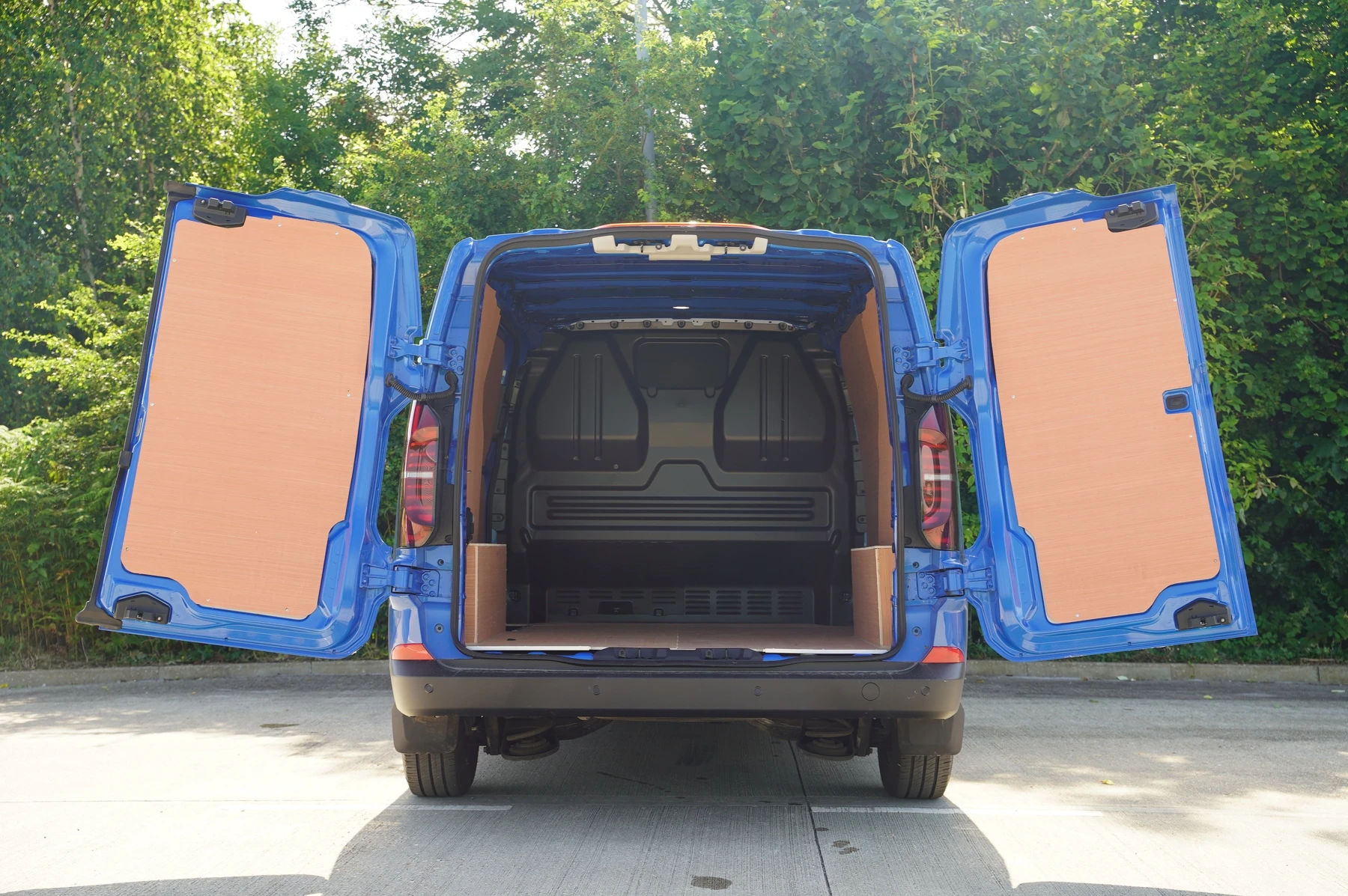Volkswagen-Transporter-image-27