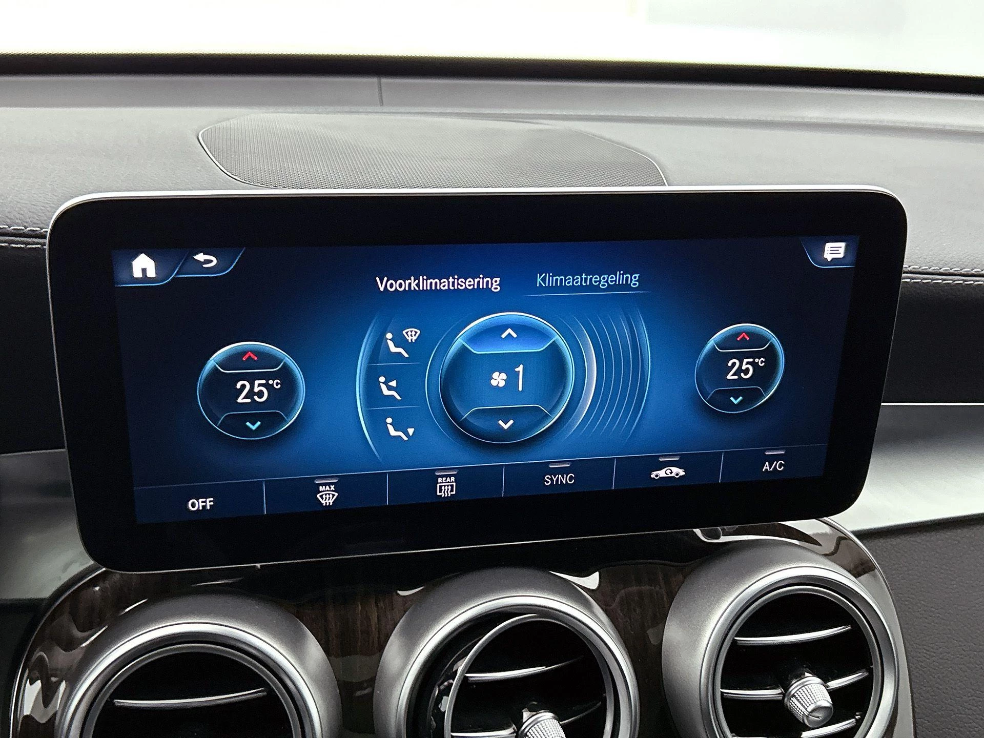 Mercedes-Benz-GLC-image-15