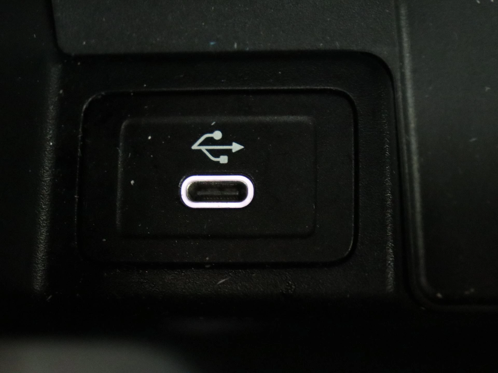 Mercedes-Benz-CLA-image-24