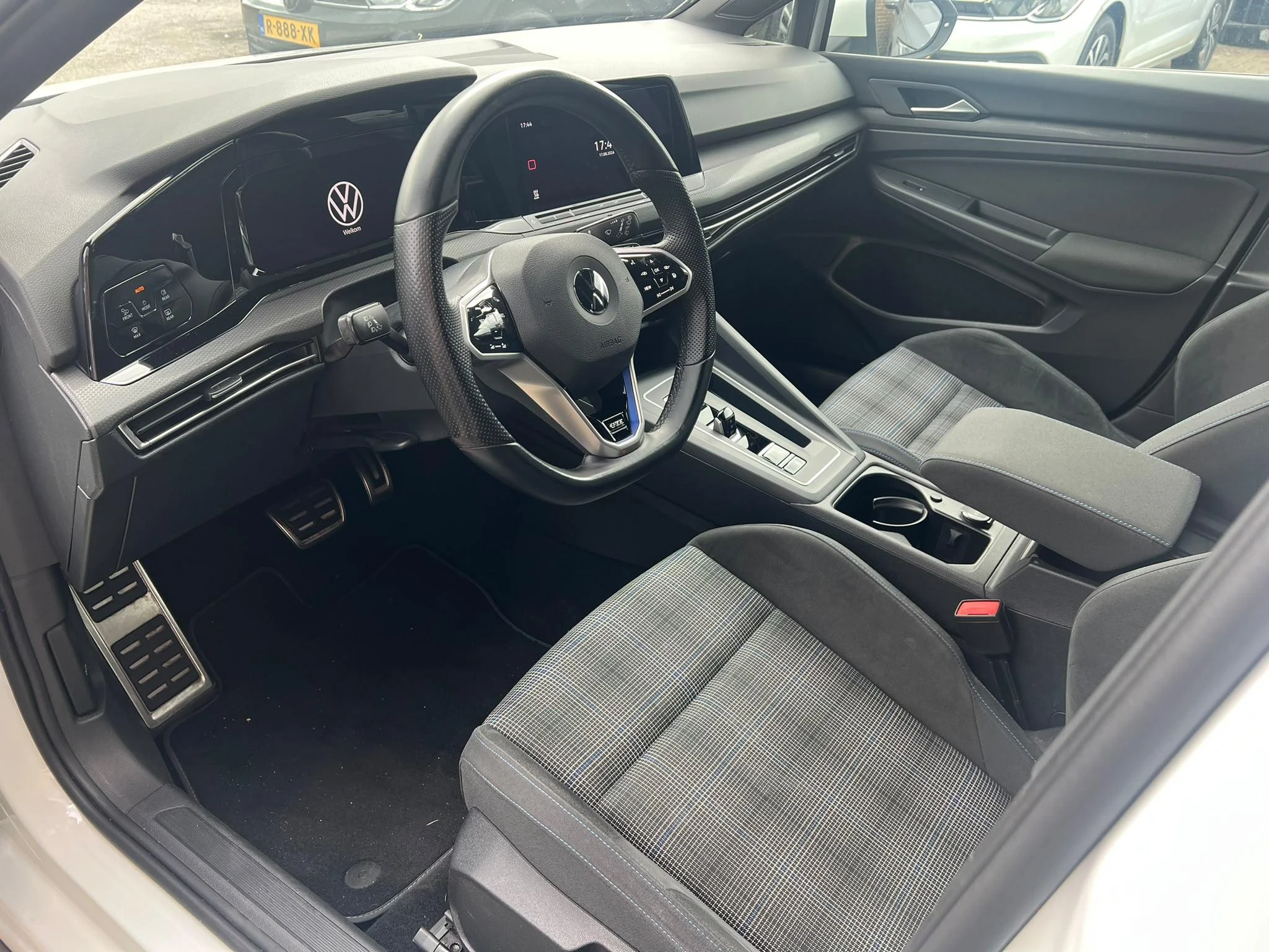 Volkswagen-Golf-image-1