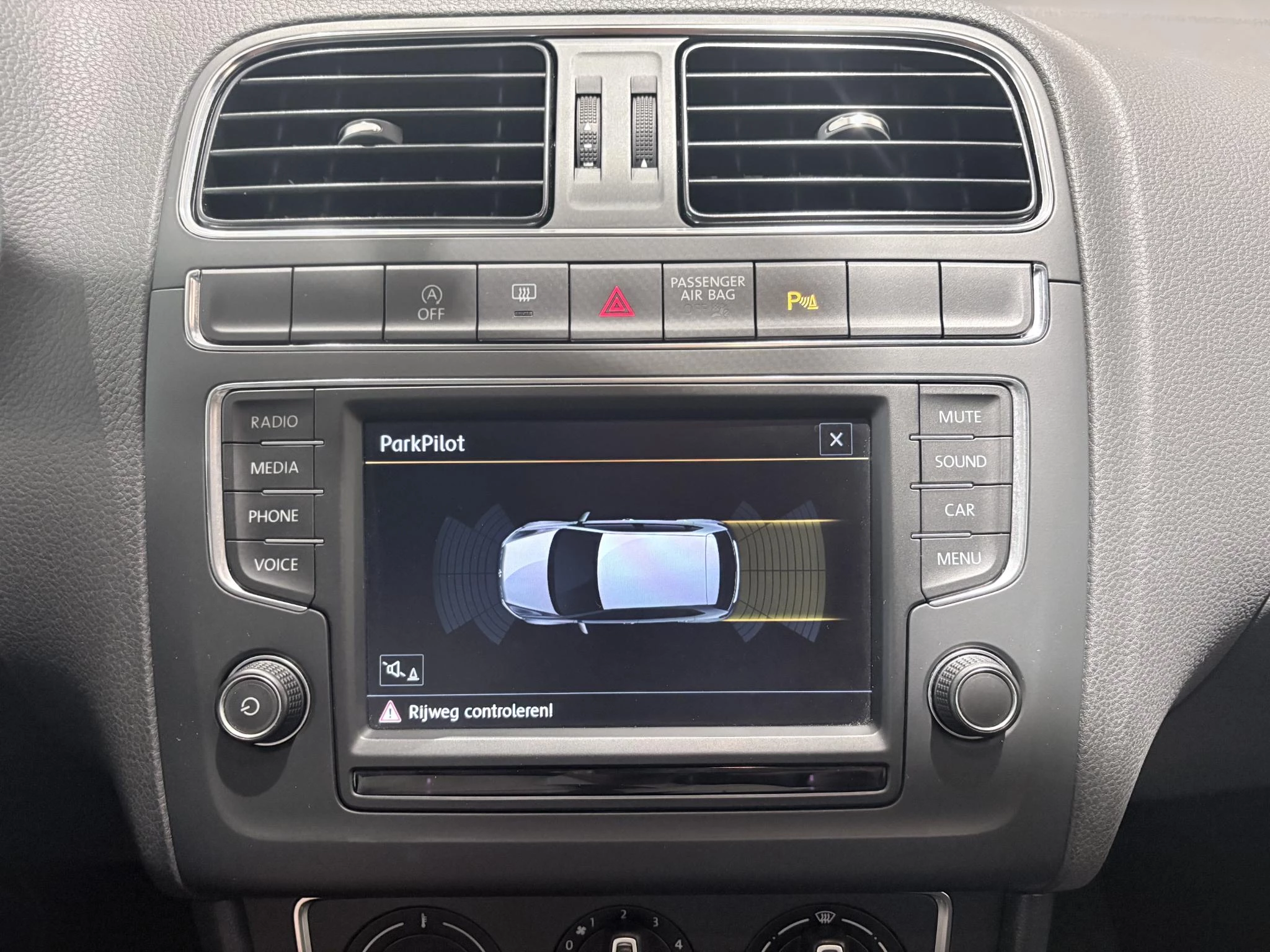 Volkswagen-Polo-image-18