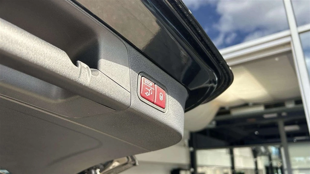 Mercedes-Benz-EQB-image-23