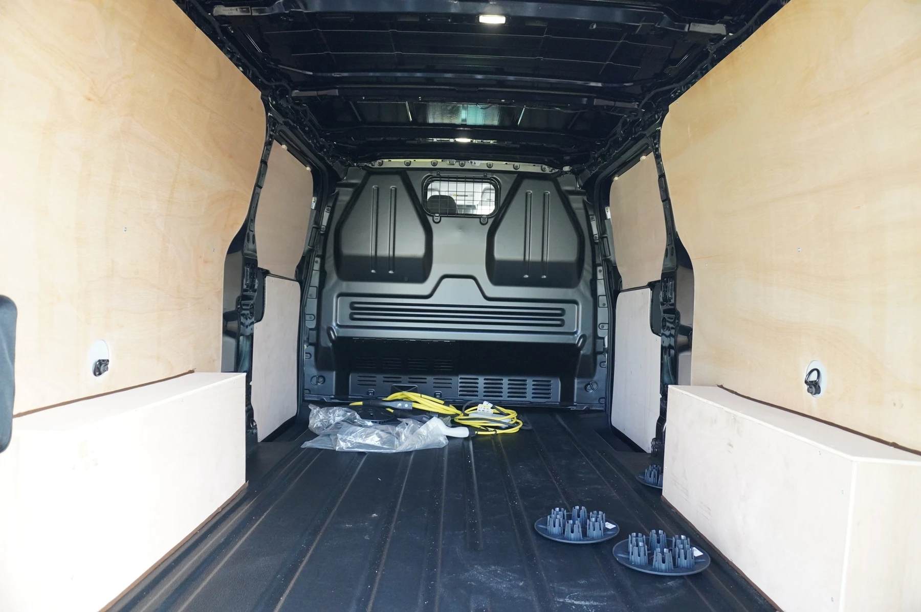 Volkswagen-Transporter-image-10