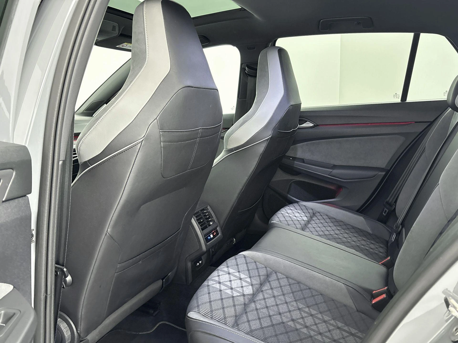Volkswagen-Golf-image-23