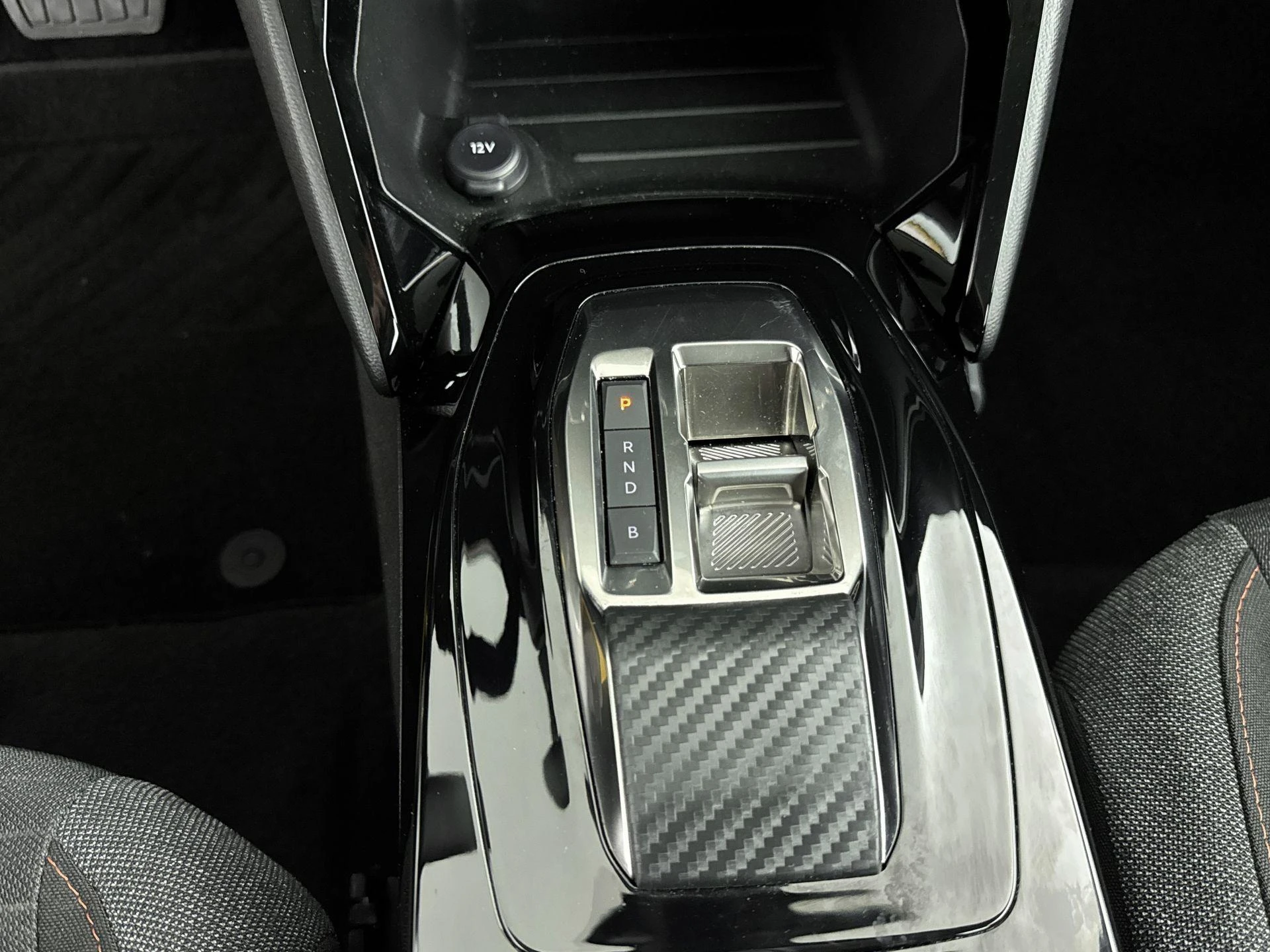 Peugeot-e-208-image-24