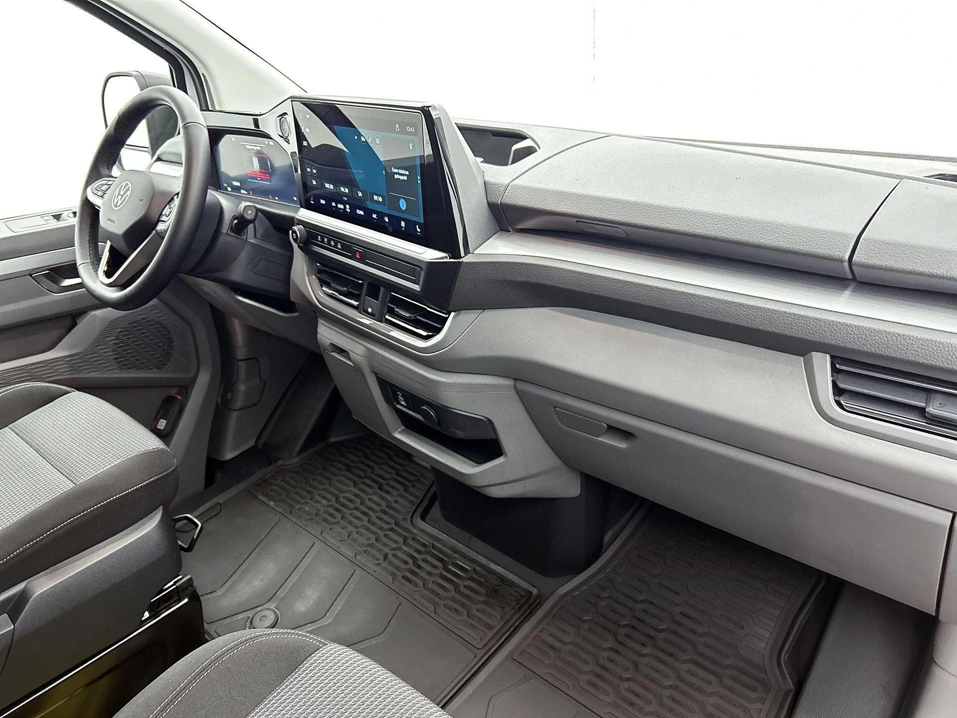 Volkswagen-e-Transporter-image-24