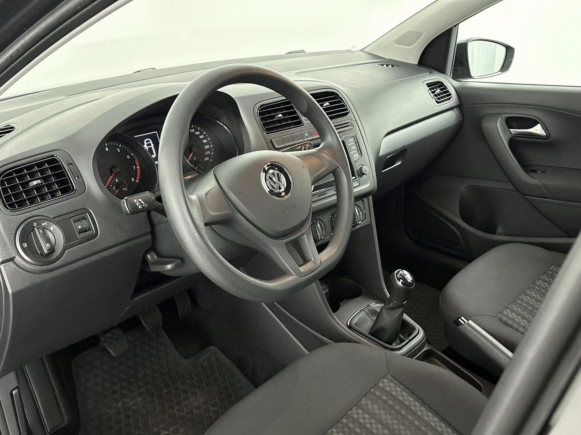 Volkswagen-Polo-image-12
