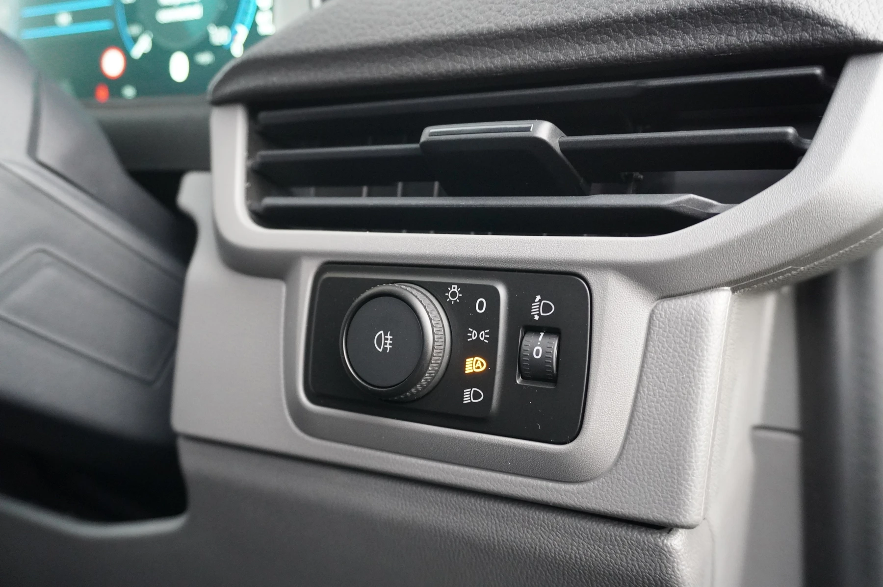 Volkswagen-Transporter-image-34