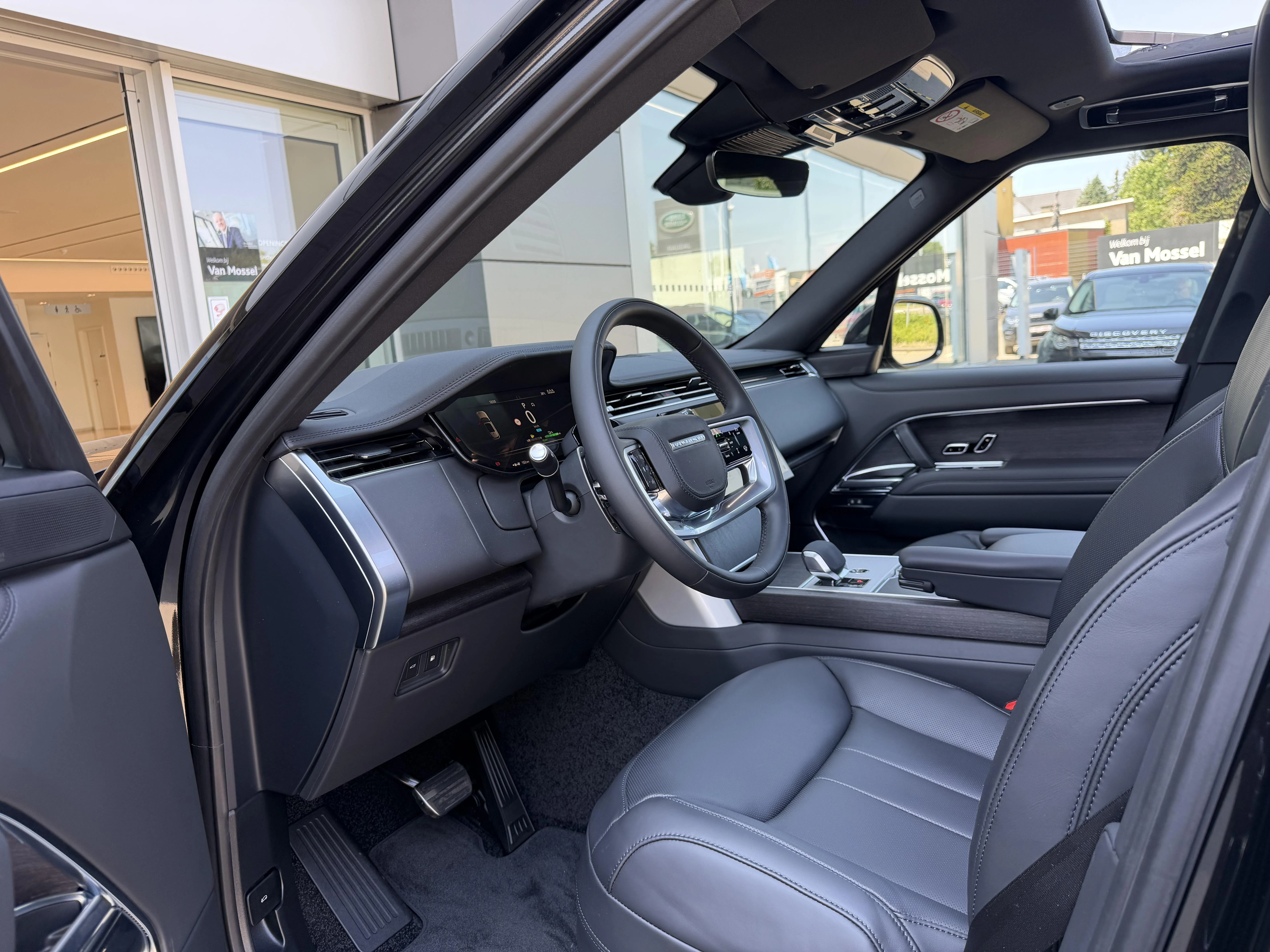 Land Rover-Range Rover-image-28