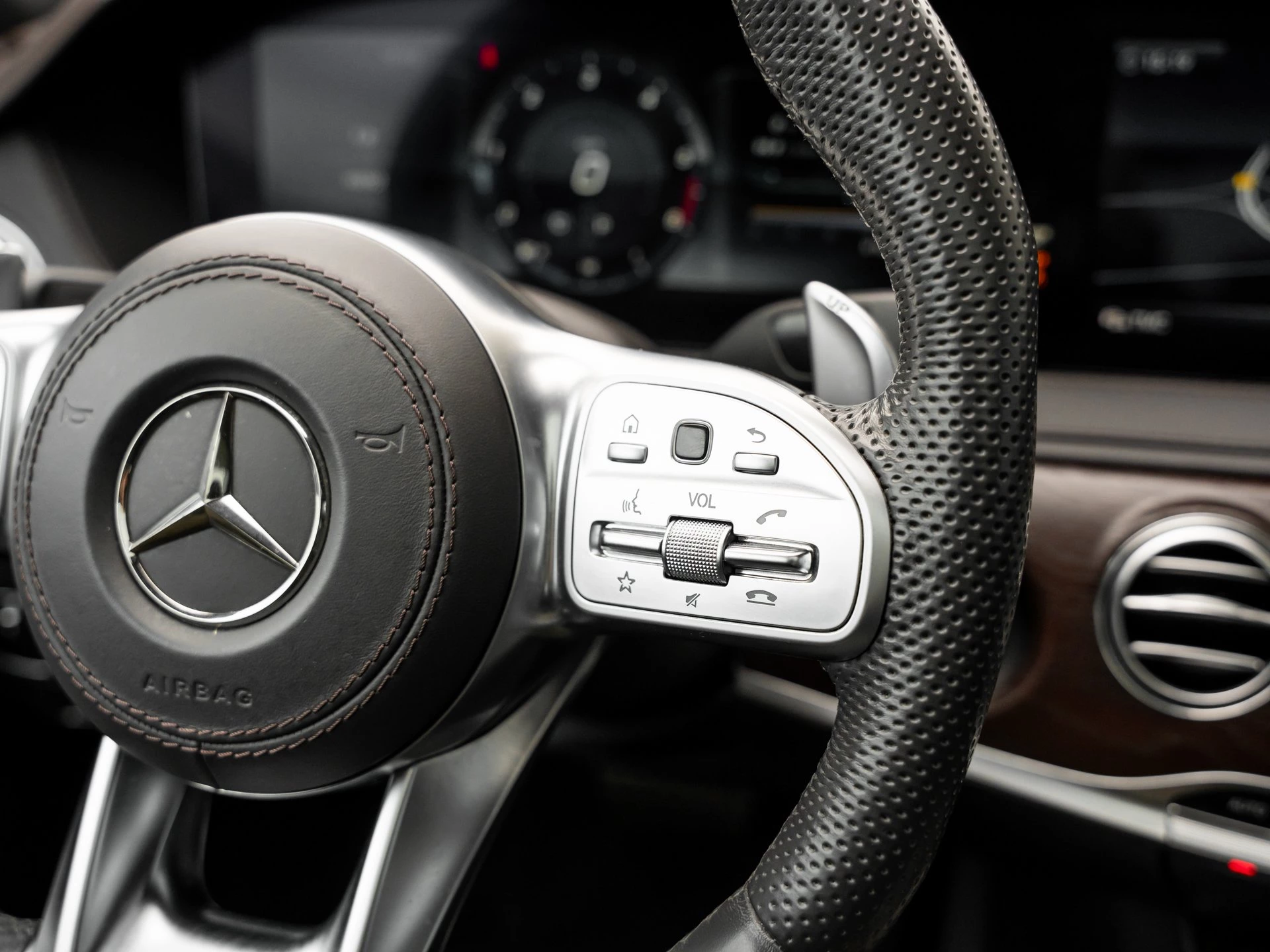 Mercedes-Benz-S-Klasse-image-21