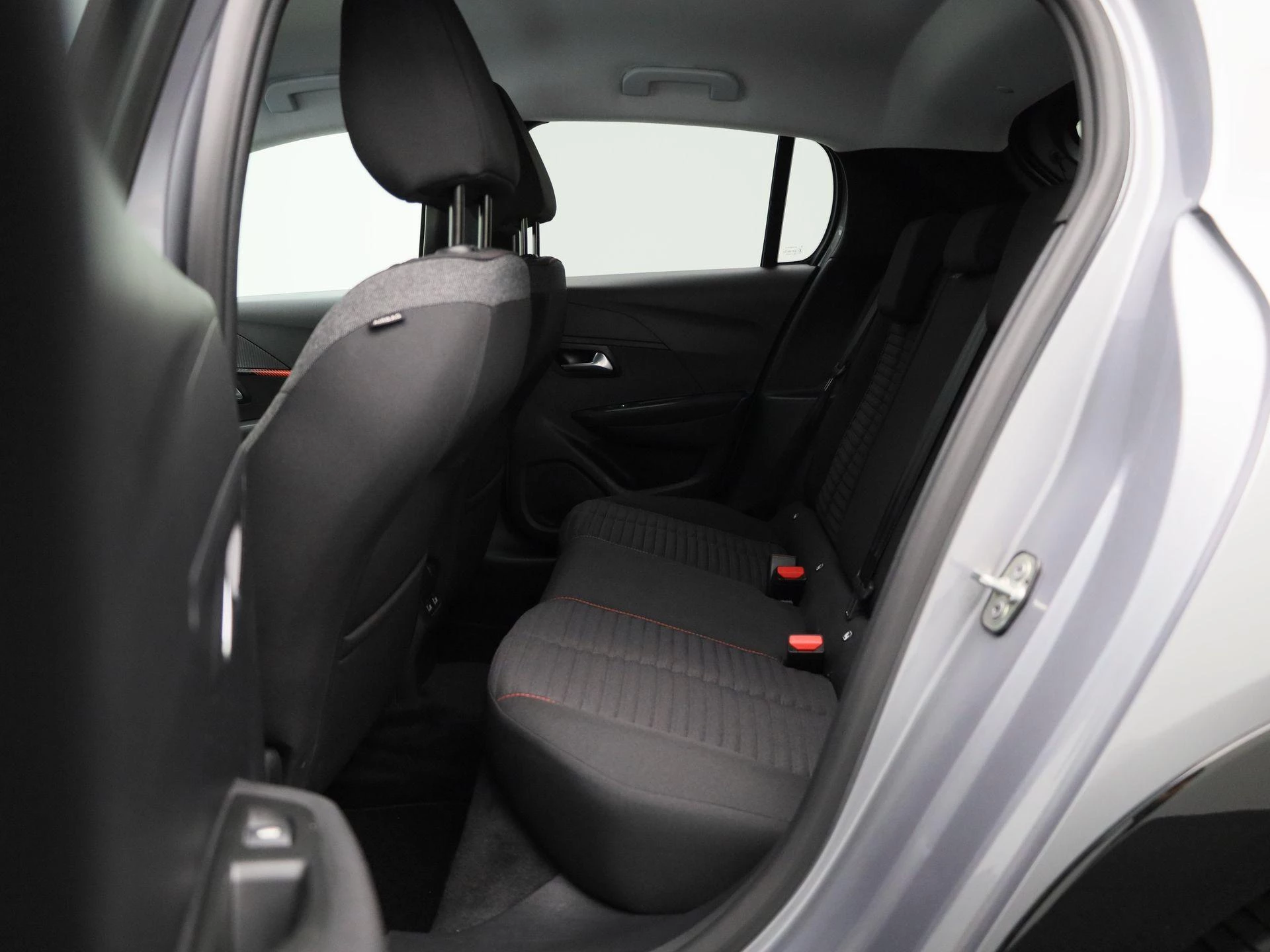 Peugeot-e-208-image-13