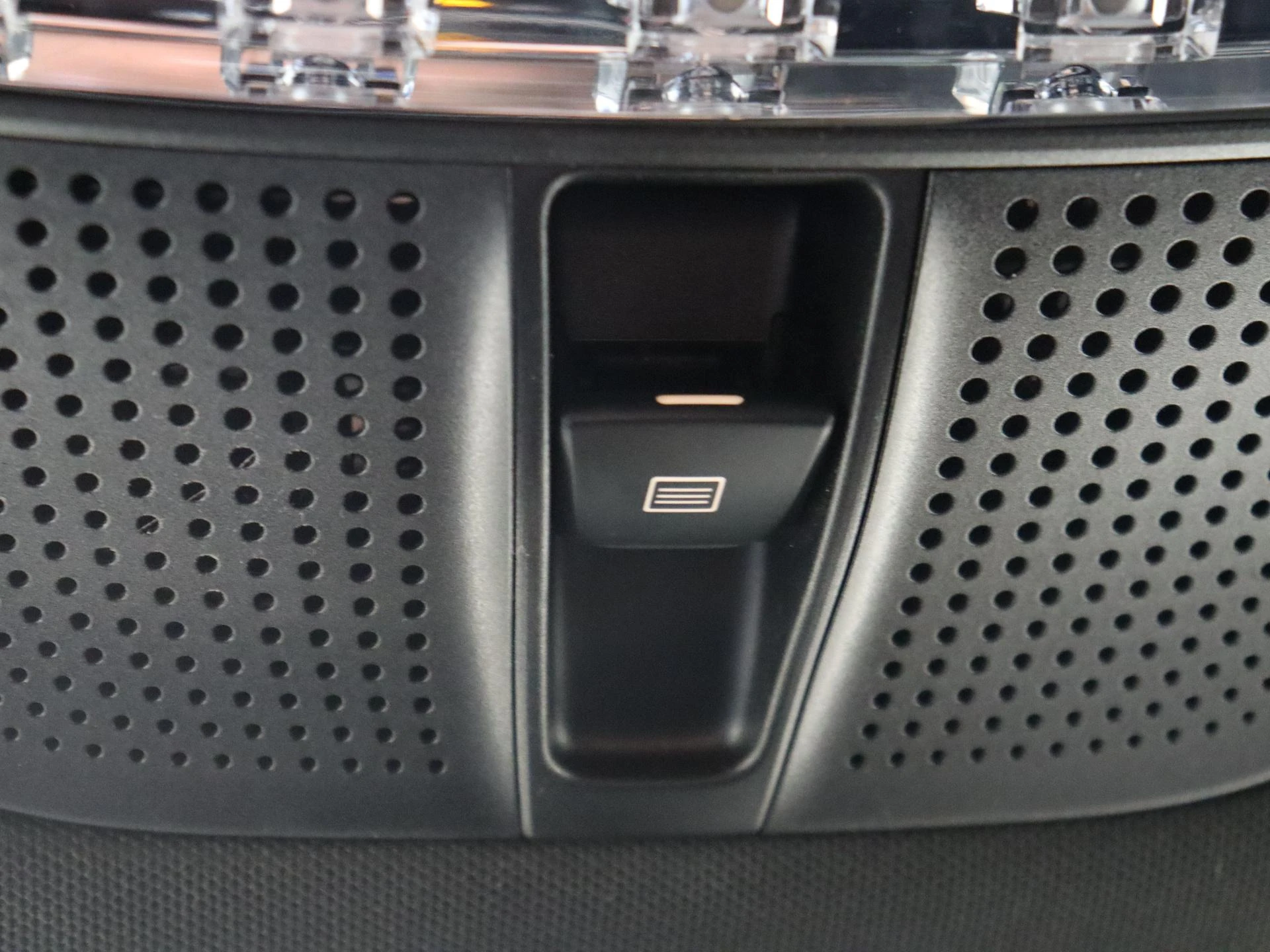 Mercedes-Benz-EQC-image-23