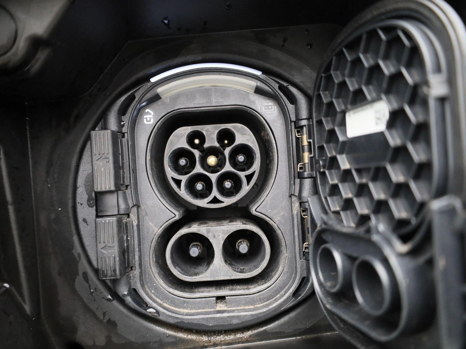 Mercedes-Benz-EQA-image-43
