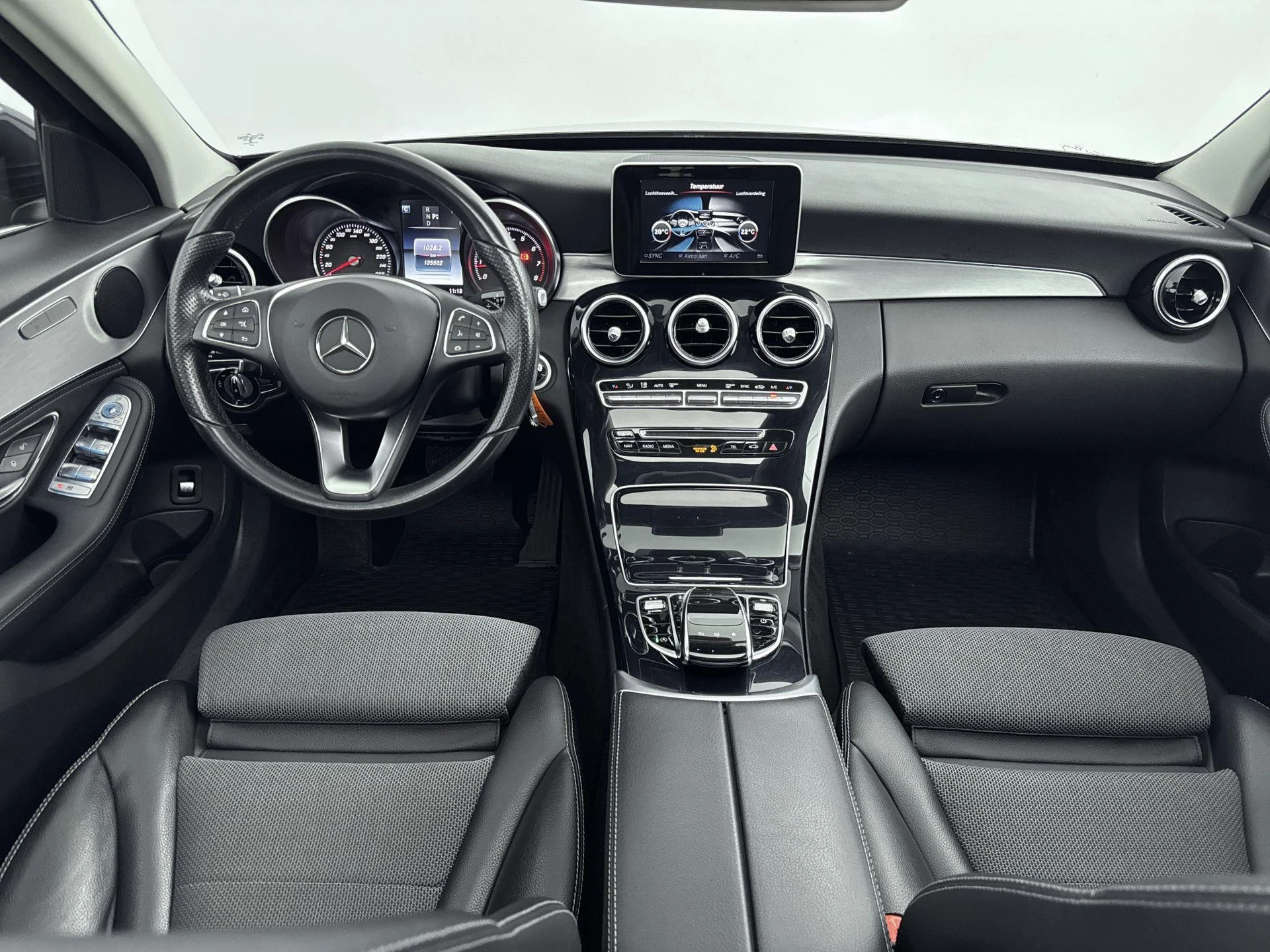 Mercedes-Benz-C-Klasse-image-18