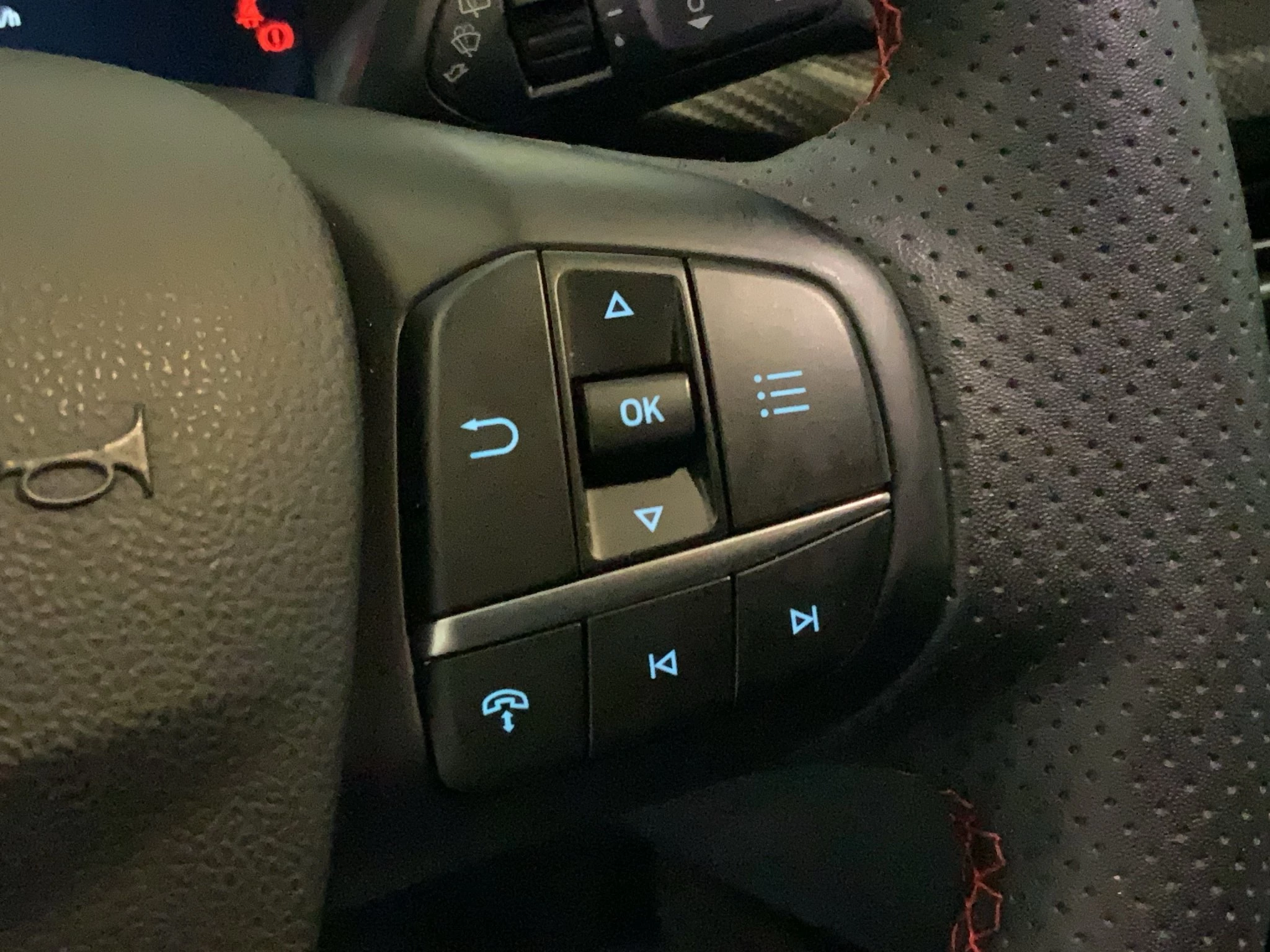 Ford Kuga ST-Line X Aut.*PANO*AHK*360GRAD*LED-MATRIX*NAVI*GRA*WINTER-PKT.