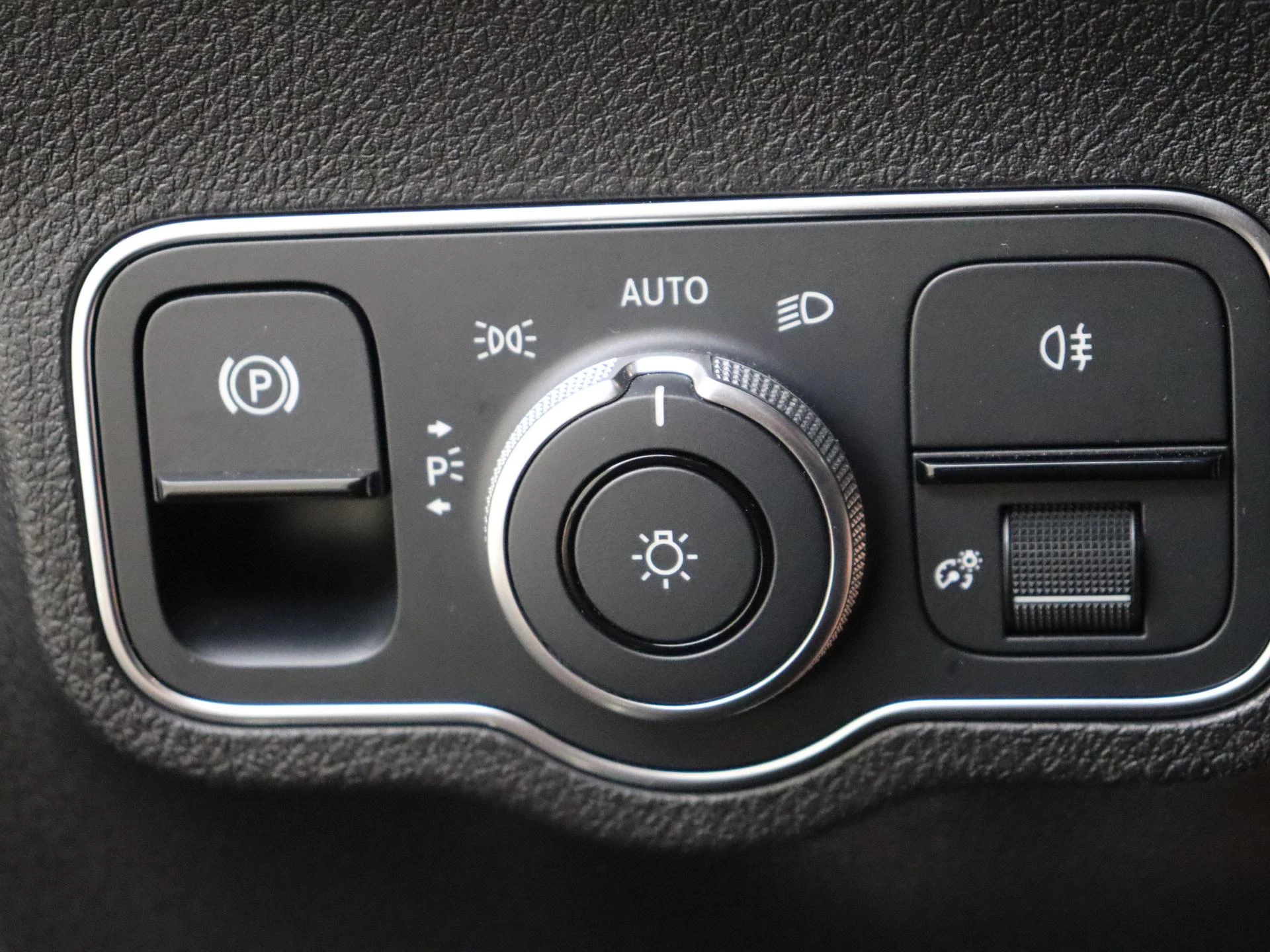 Mercedes-Benz-GLB-image-35