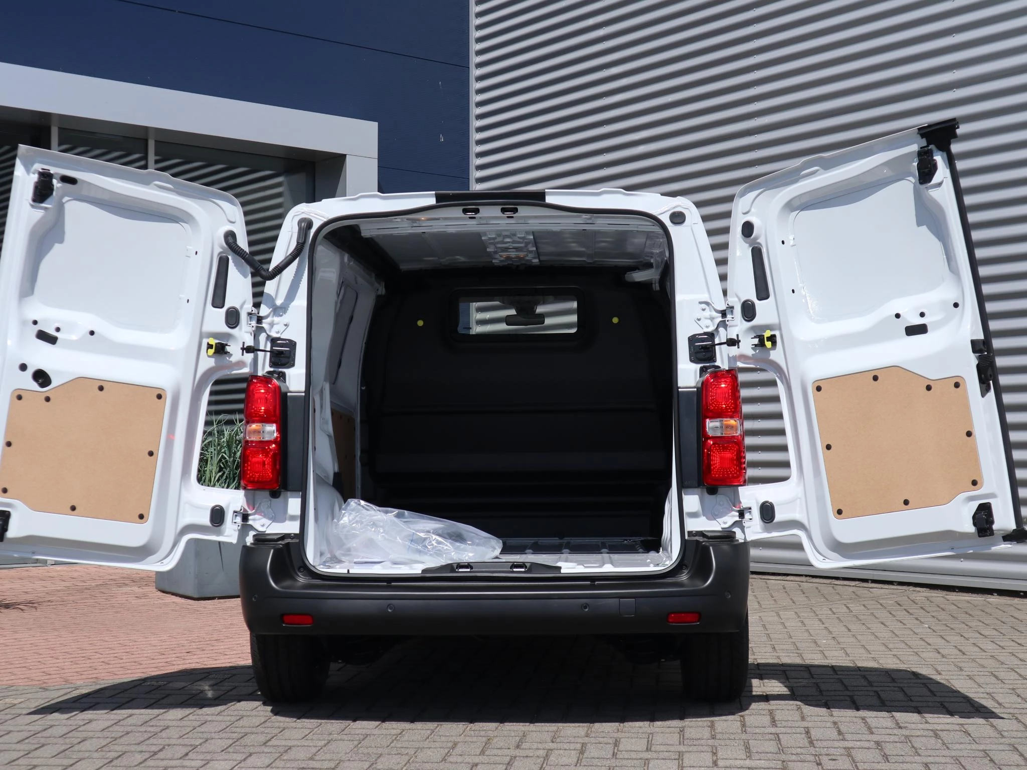 Peugeot-e-Expert-image-17