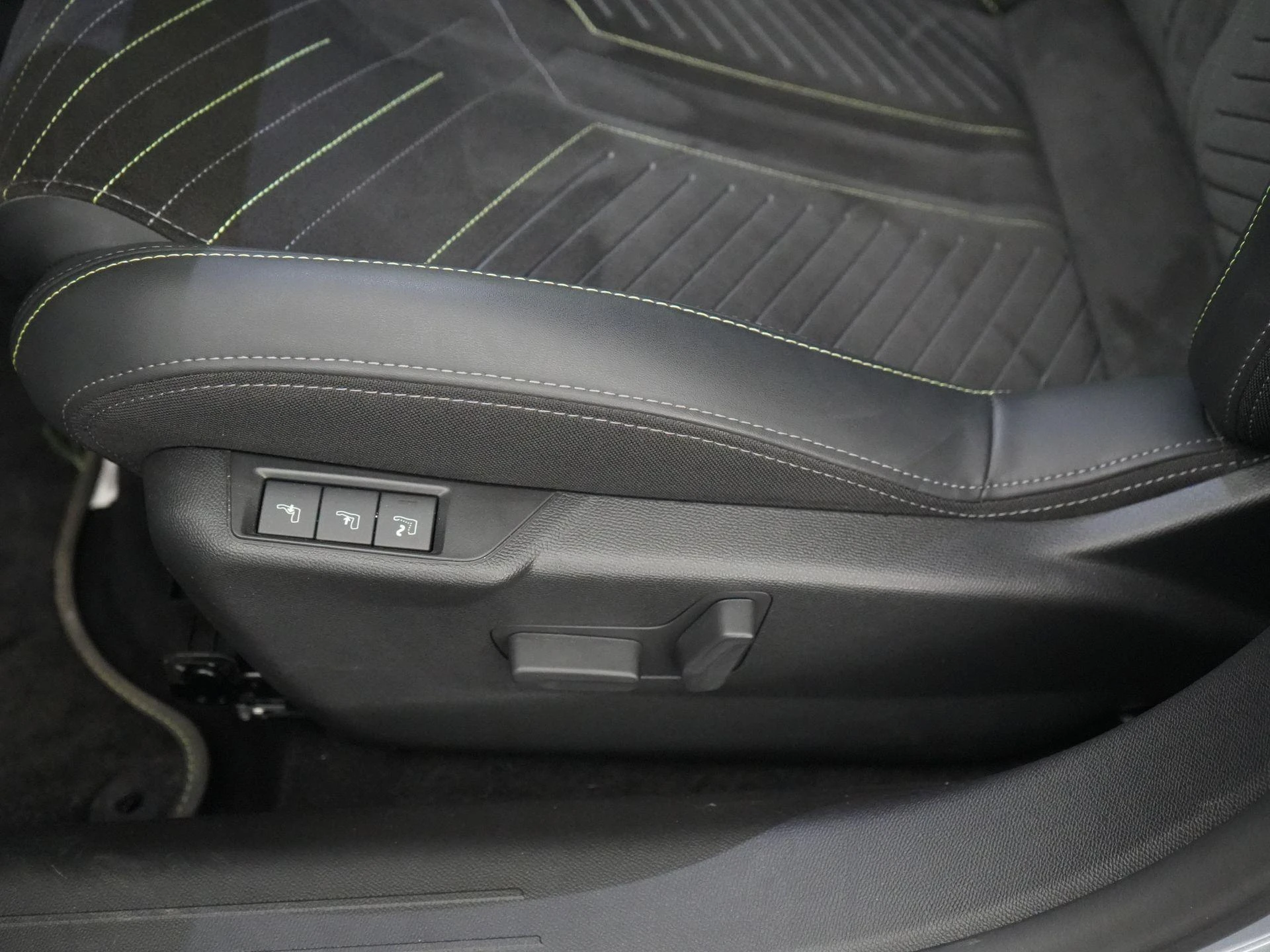 Peugeot-208-image-19